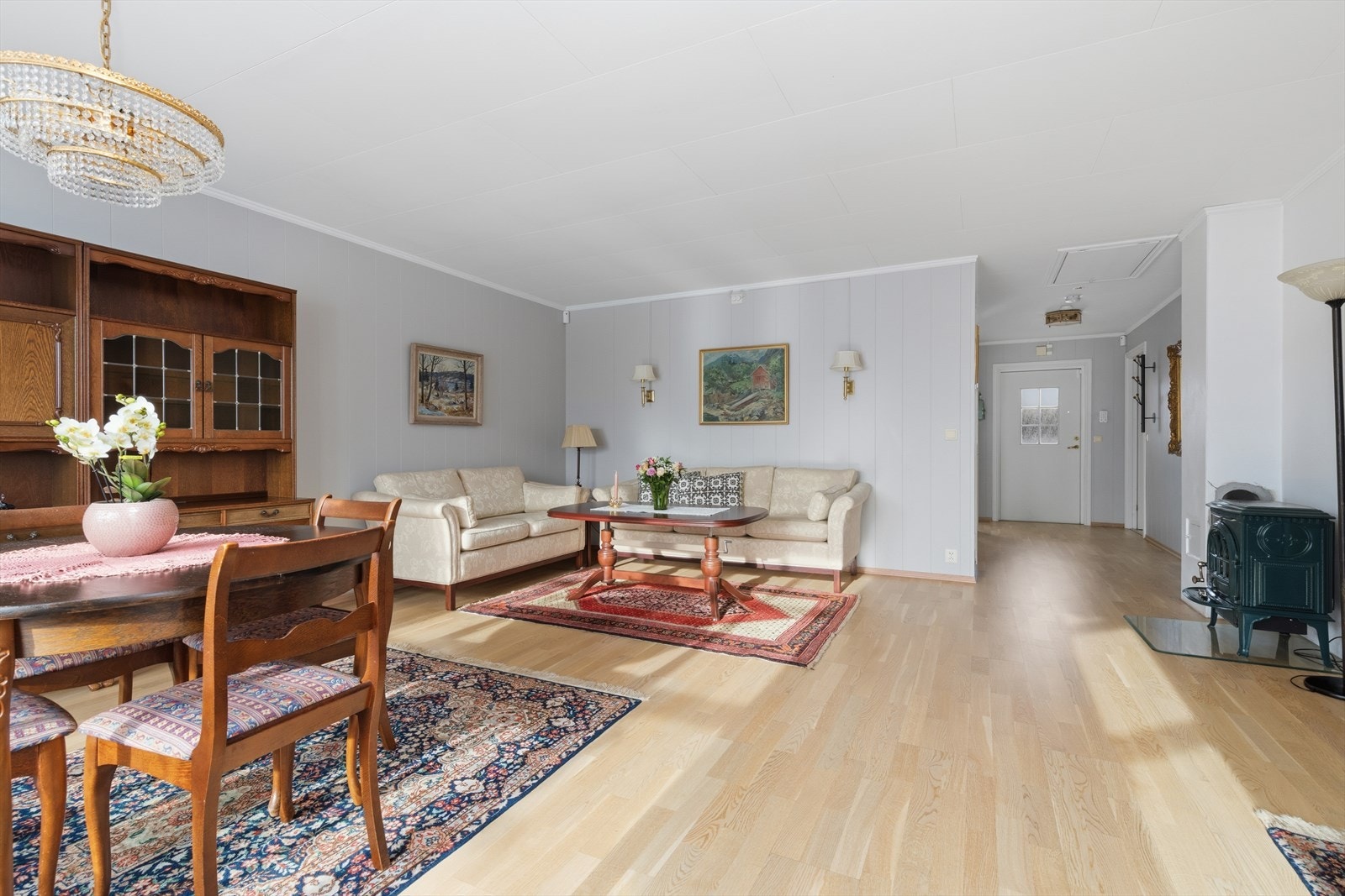 Stuen har også godt med veggplass. Galleribilde