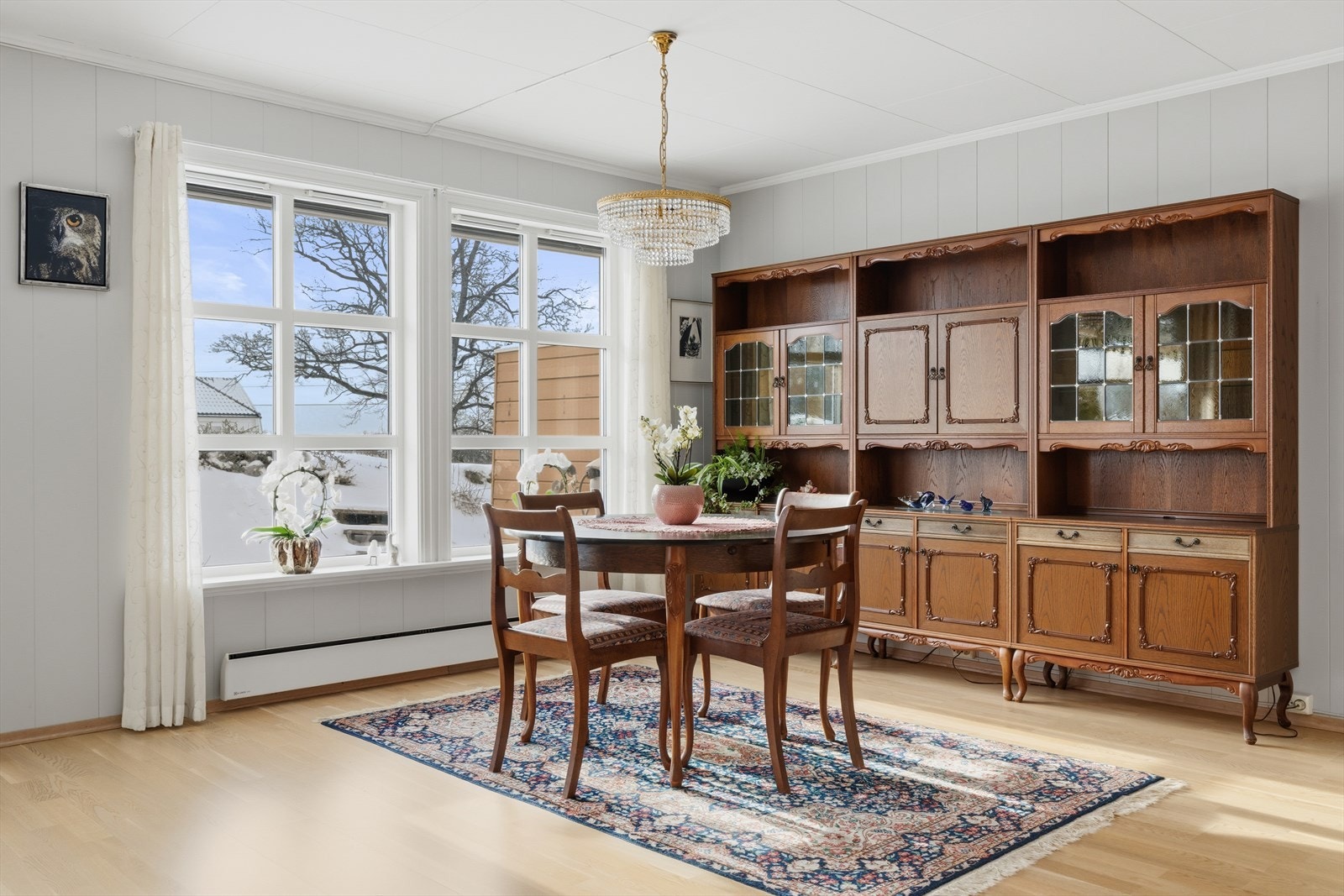 Det er god plass til både sofagrupper og spisestuemøbler. Galleribilde