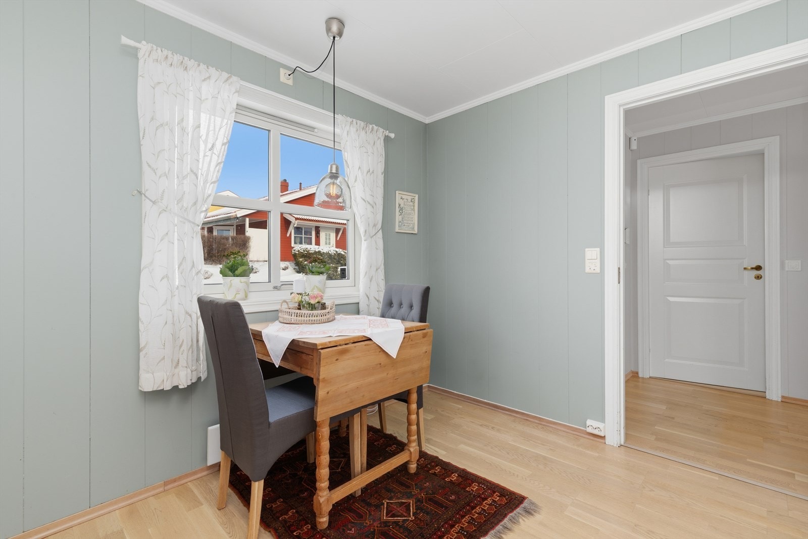 Kjøkkenet har god plass for spisebord ved vinduet som vender ut mot hagen ved inngangspartiet. Galleribilde