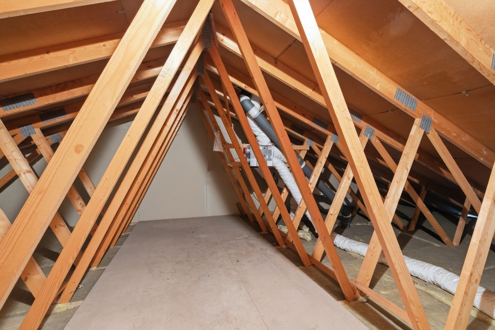 Det er nedtrekkbar villetrapp i entrè/gang til lagringsloft som i stor utstrekning (ca. 15 kvm) er gulvet og har suverent med oppbevaringsplass. Det er installert belysning på loftet. Galleribilde