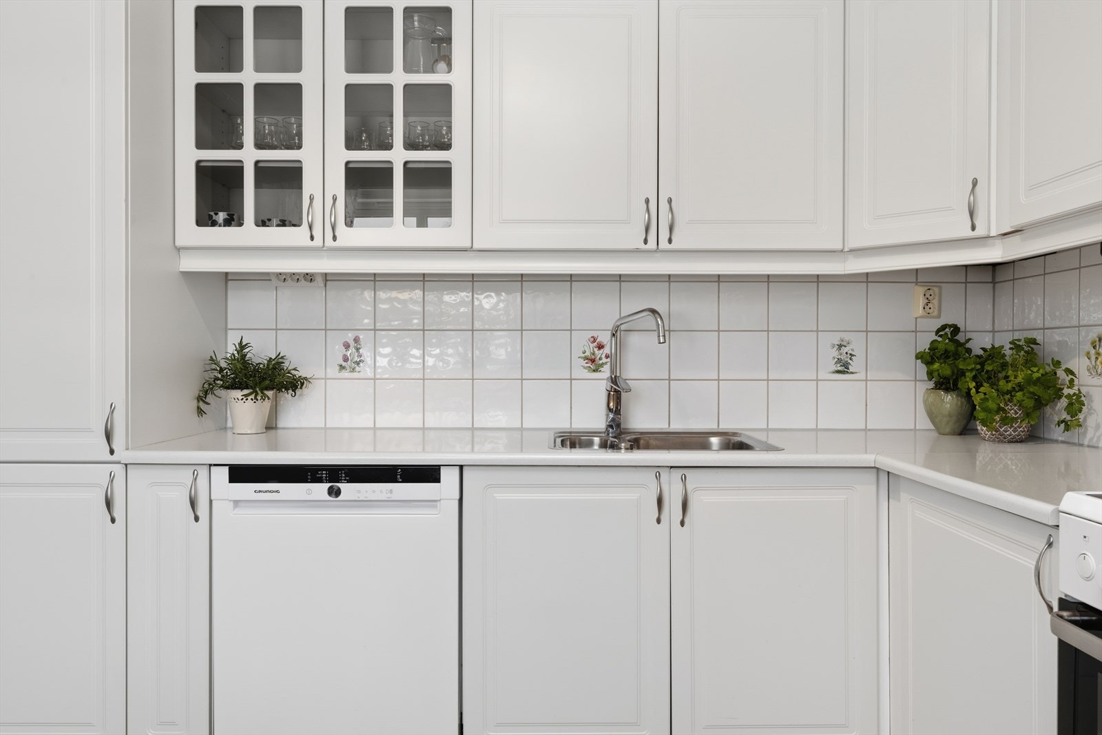 Alt av hvitevarer på kjøkkenet er utskiftet etter 2016 og medfølger. Galleribilde