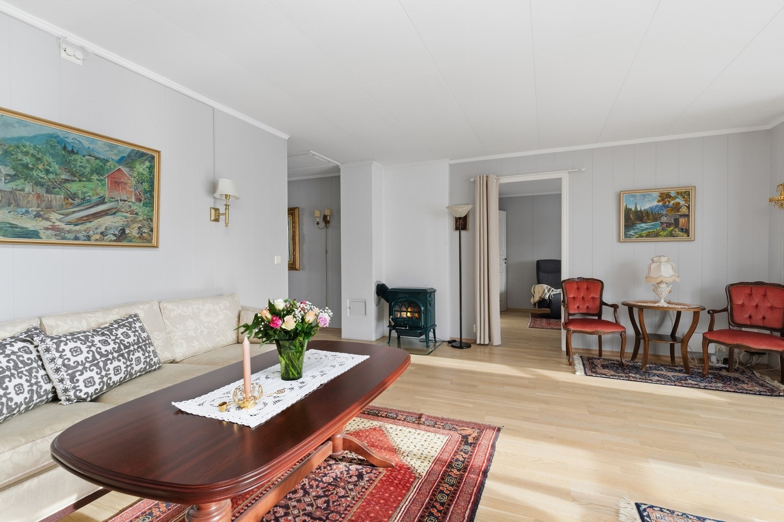 Det er nye lyse eikeparkettgulv fra 2016 i rom. Galleribilde