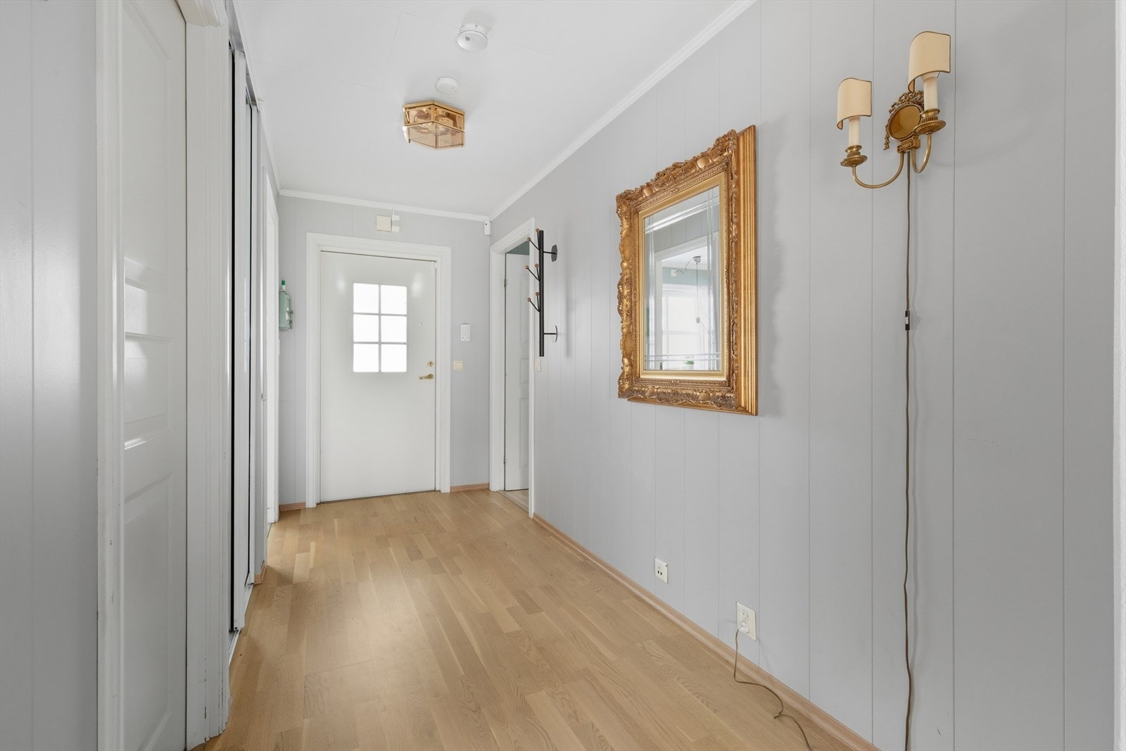 Rommets bredde gir også mulighet for valgfrie andre typer oppbevaringsmøbler som kleskommode eller annet som skulle være ønskelig. Galleribilde