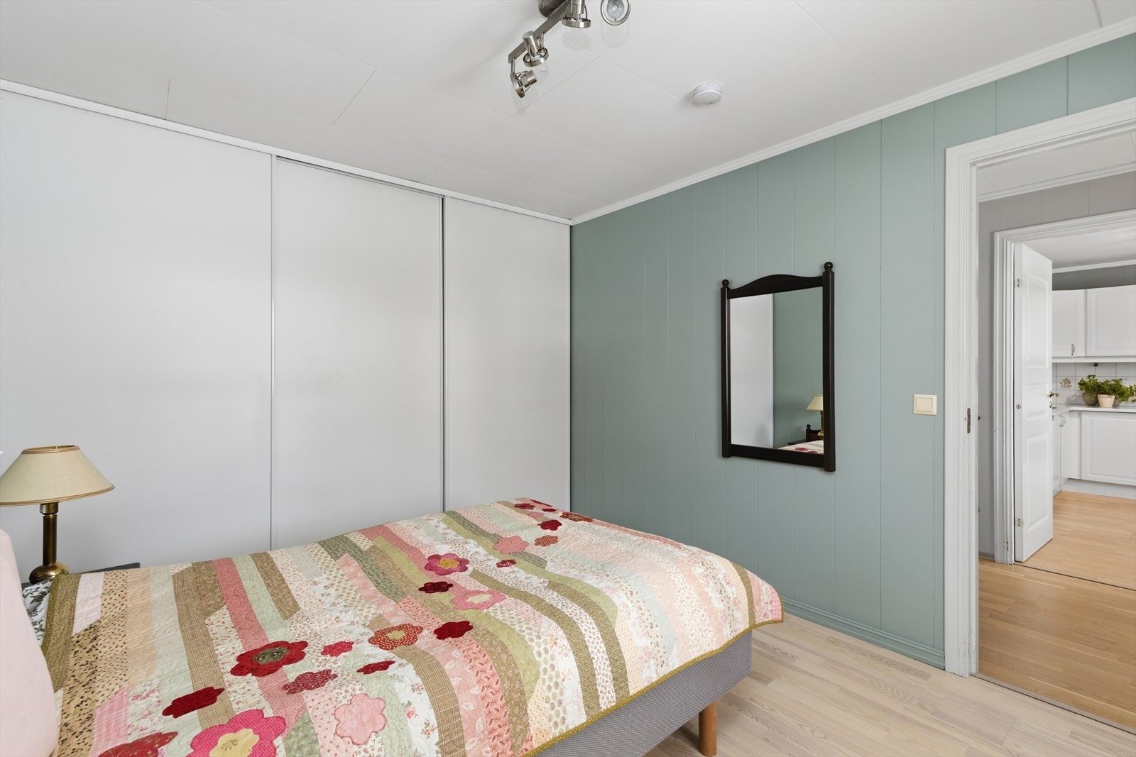 Huset har to soverom hvorav ett hovedsoverom med stor skyvedørsgarderobe og ett hvor hvor rommet i dag benyttes som ekstra stue. Galleribilde