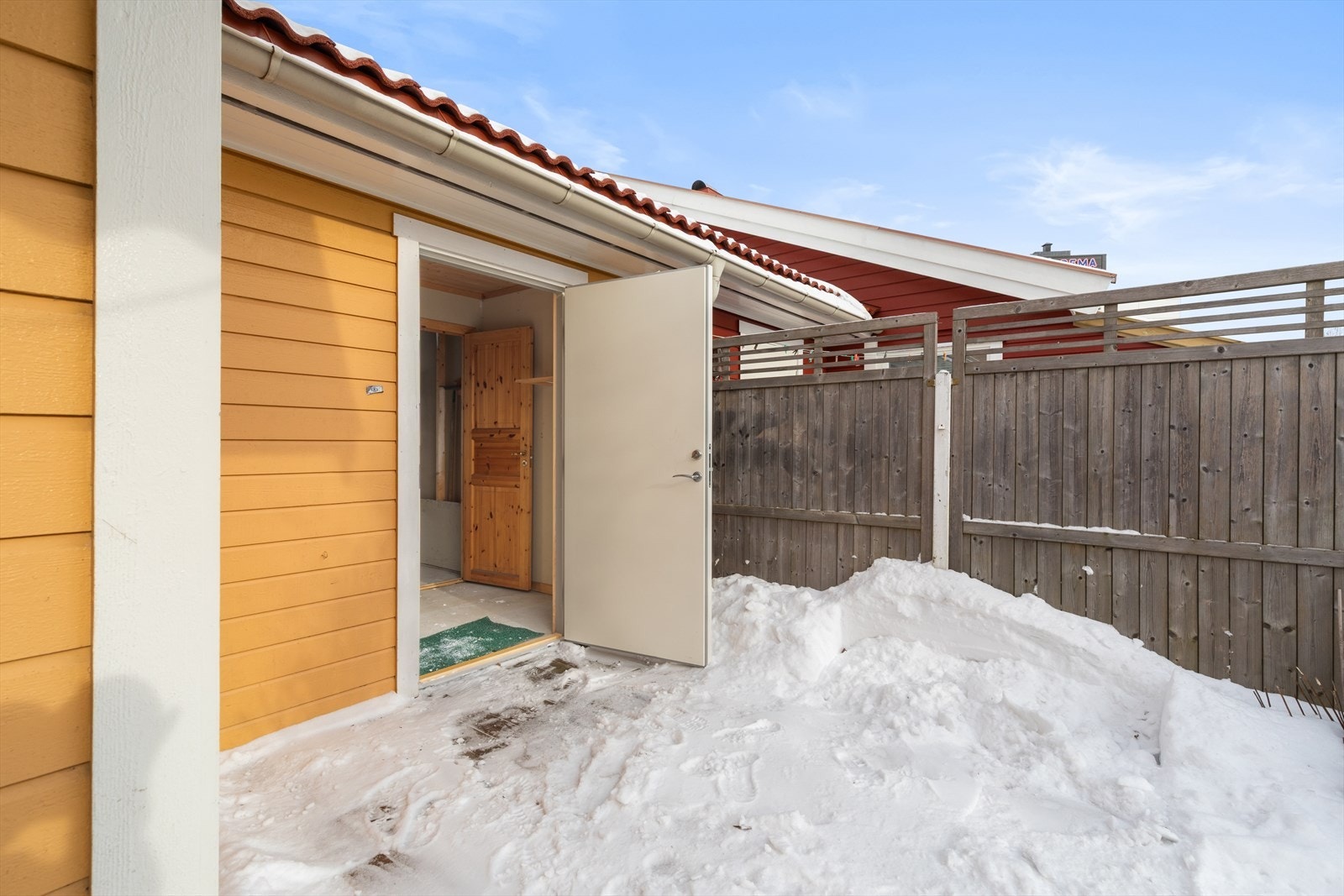 Boden i garasjen har tilkomst både via dør fra garasjen og via dør fra hagen i syd. Galleribilde