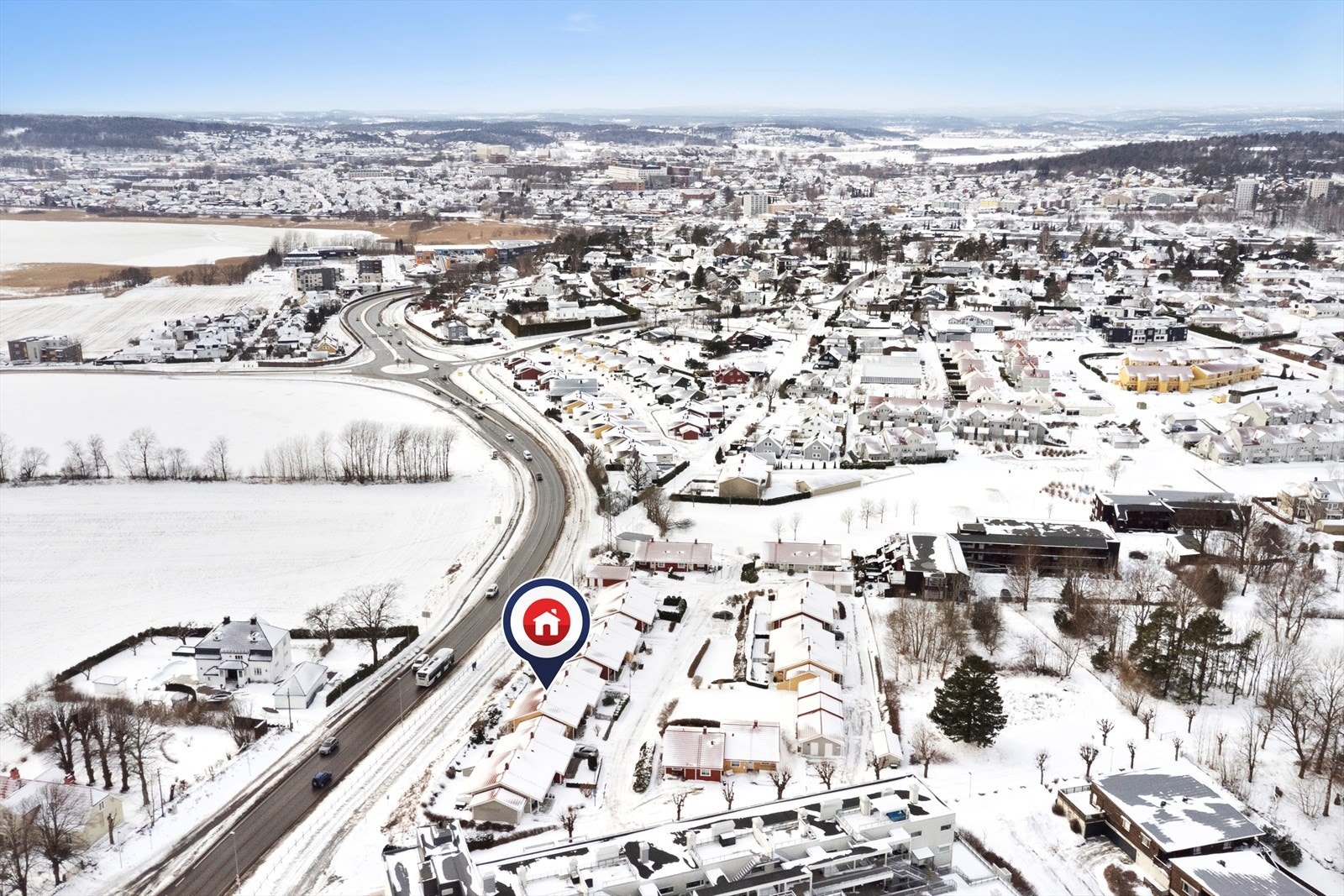 Eiendommen ligger i kun få minutters sykkelavstand til Tønsberg sentrum. Et steinkast fra boligen finner du forretningssenteret Olsrød Park med det meste av service- og velværetilbud og forretninger. Galleribilde