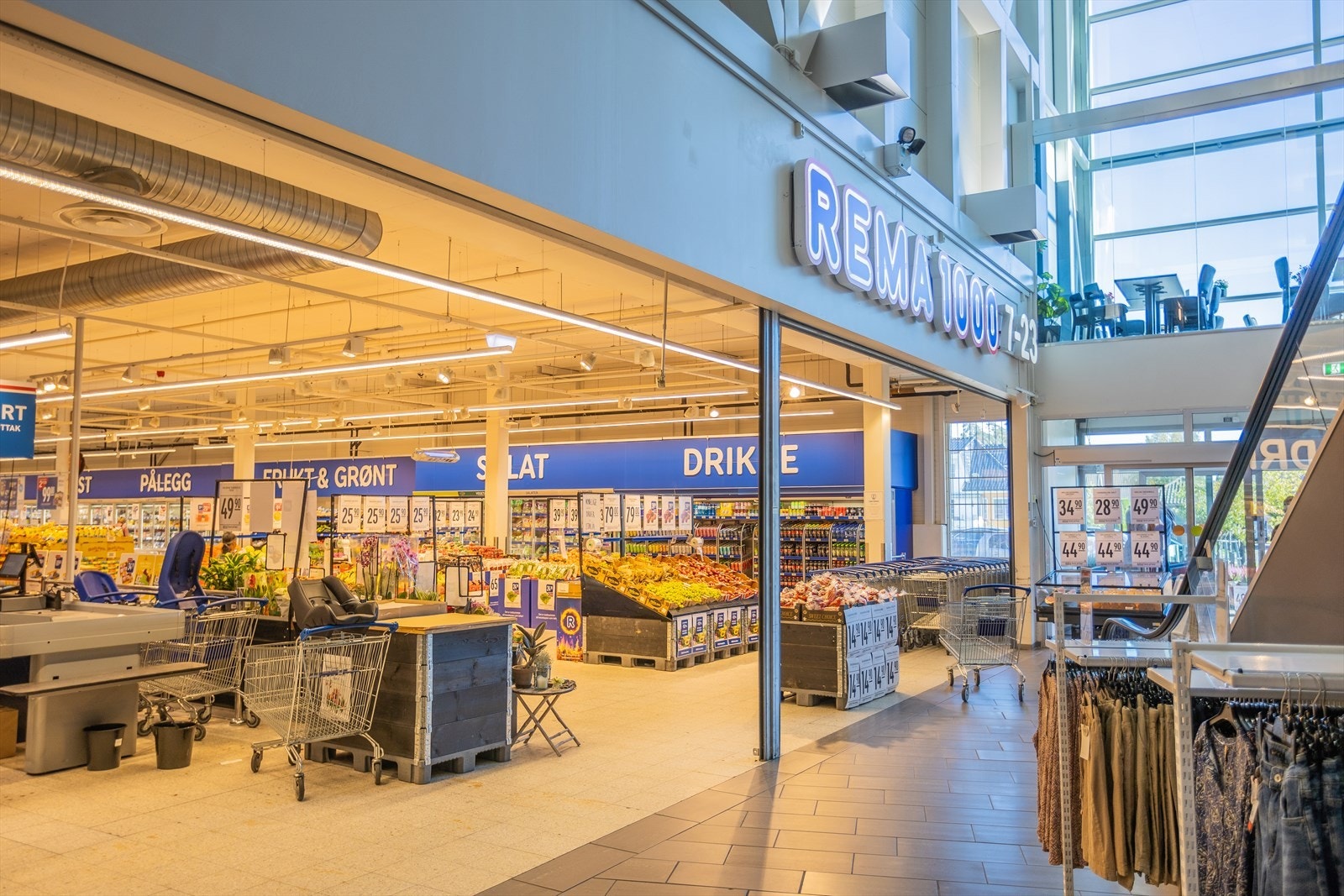 Olsrød park i dag rommer bl.a. Rema1000-dagligvareforretning med post-i-butikk, legesenter, apotek, frisørsalong, cafè, helsekostforretning, eget "mini-/surdeigsbakeri" m.m. Galleribilde