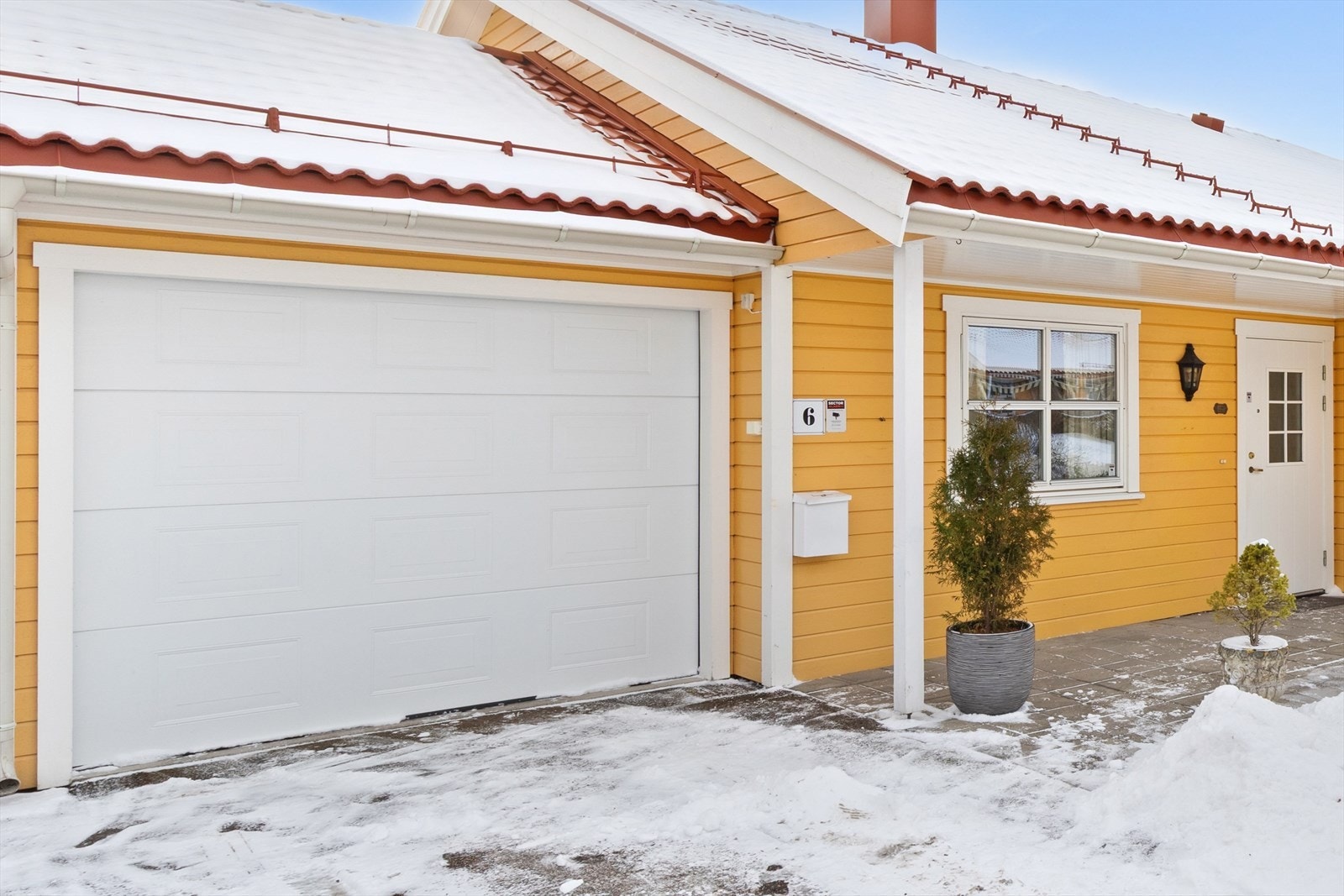 Hjemmets kjøretøy plasseres trygt og godt i integrert garasje eller på gårdsplassen i front av garasjen. Galleribilde