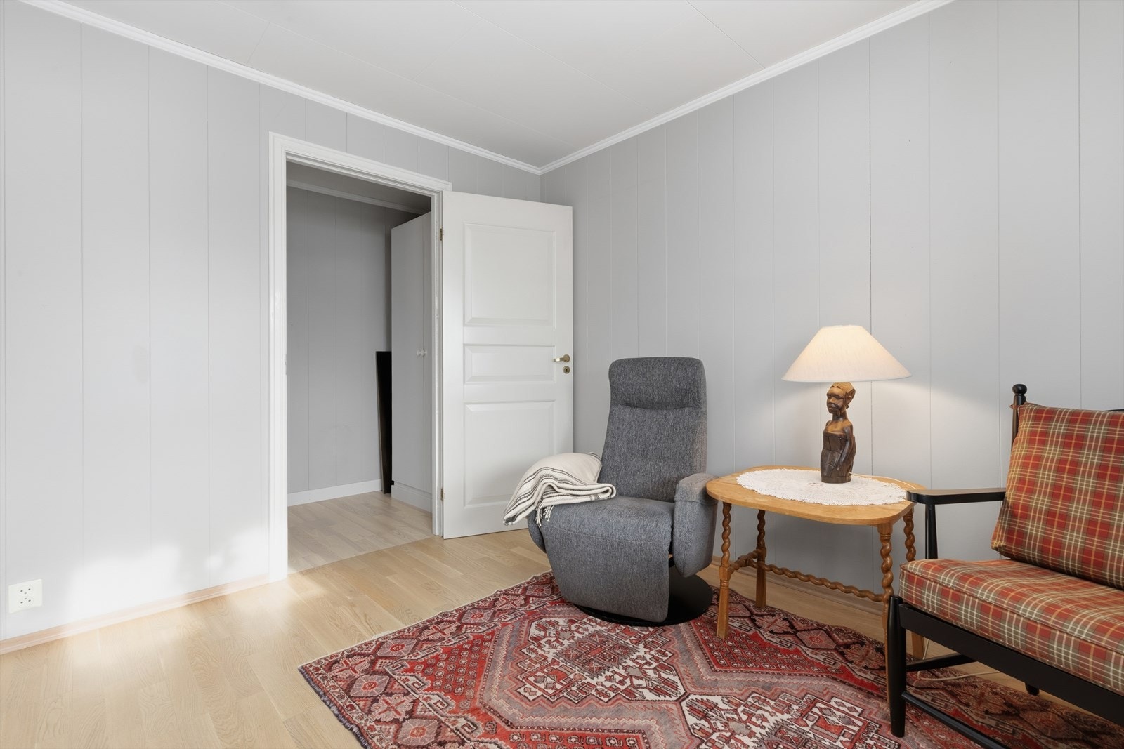 Soverom to har også inngang til walk-in rom/bod. Galleribilde