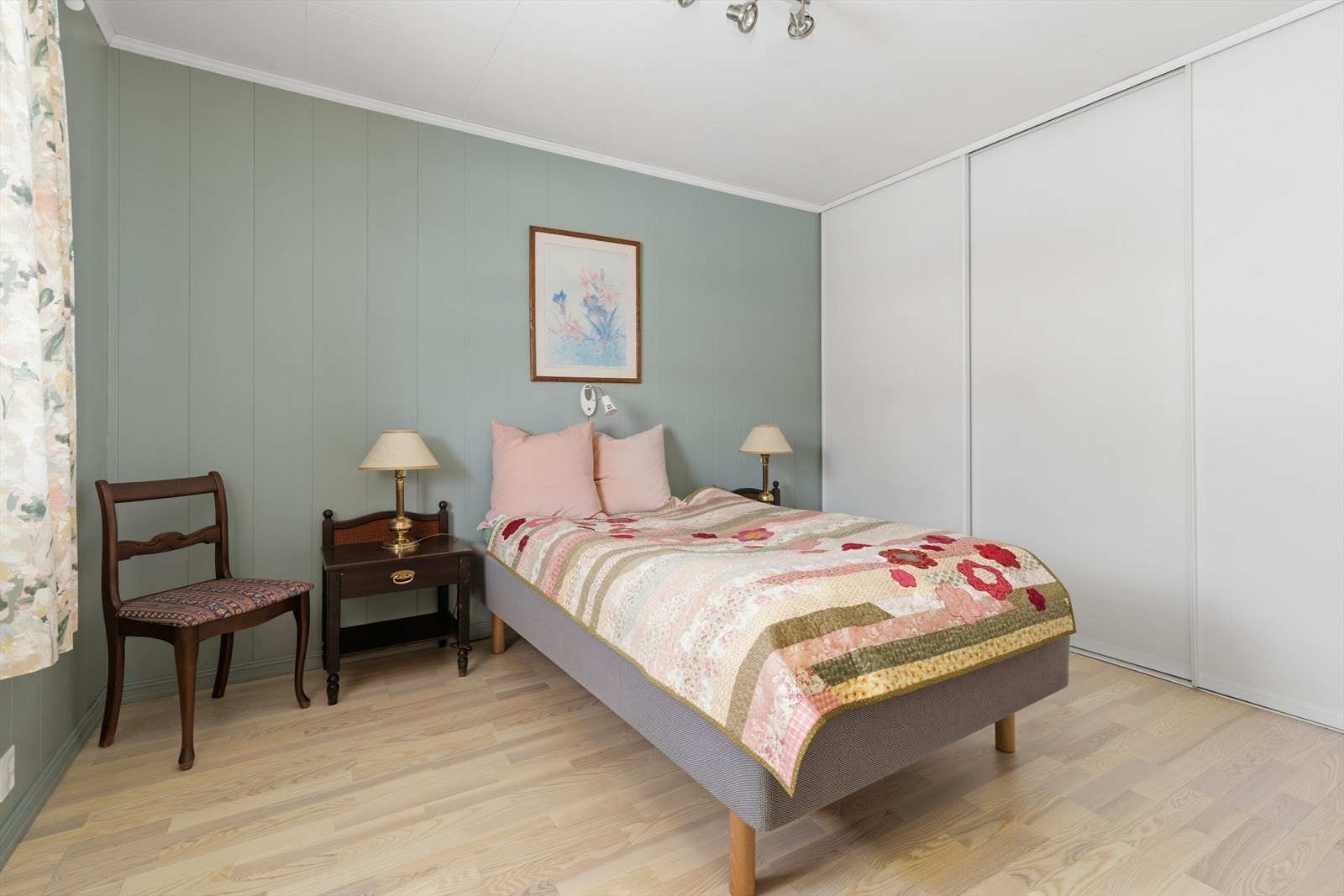 Takhøy tre-dørs skyvedørsgarderobe på hele langveggen i rommet sørger for suverent med oppbevaringsplass. Galleribilde