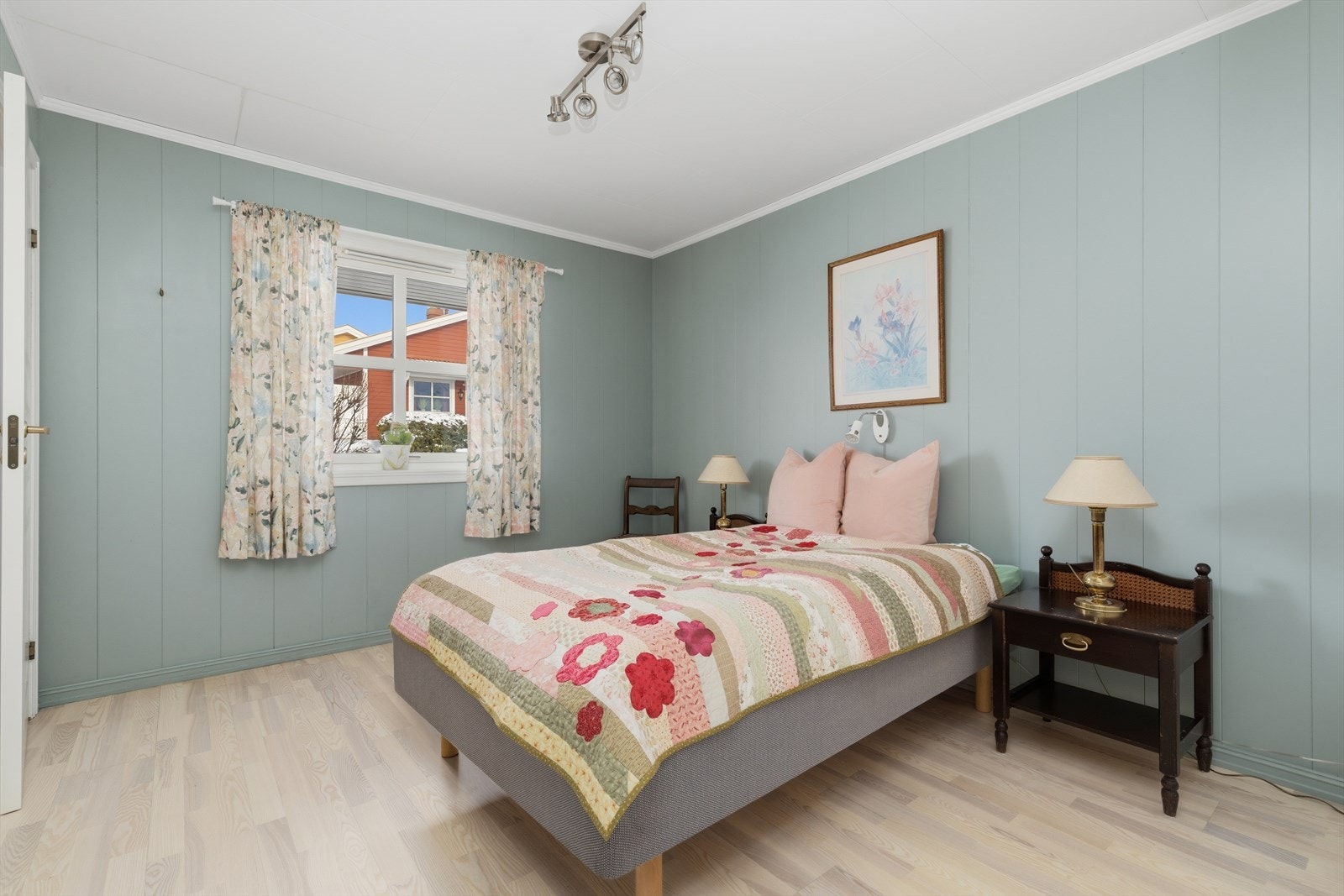 Det er plass til dobbeltseng og nattbord i tillegg til for eksempel kommoder eller andre oppbevaringsmøbler. Galleribilde