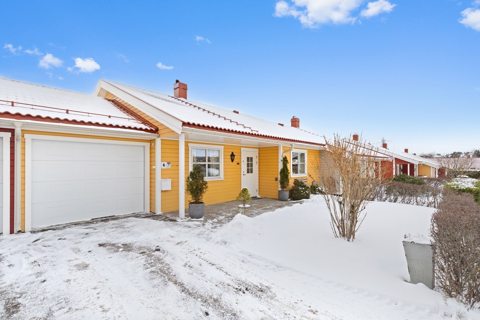 Det er gressplen, gårdsplass og beplantning i tillegg den hellelagte uteplassen mot nord. Her er det også morgensol samt ettermiddags-/kveldssol på sommeren. Galleribilde