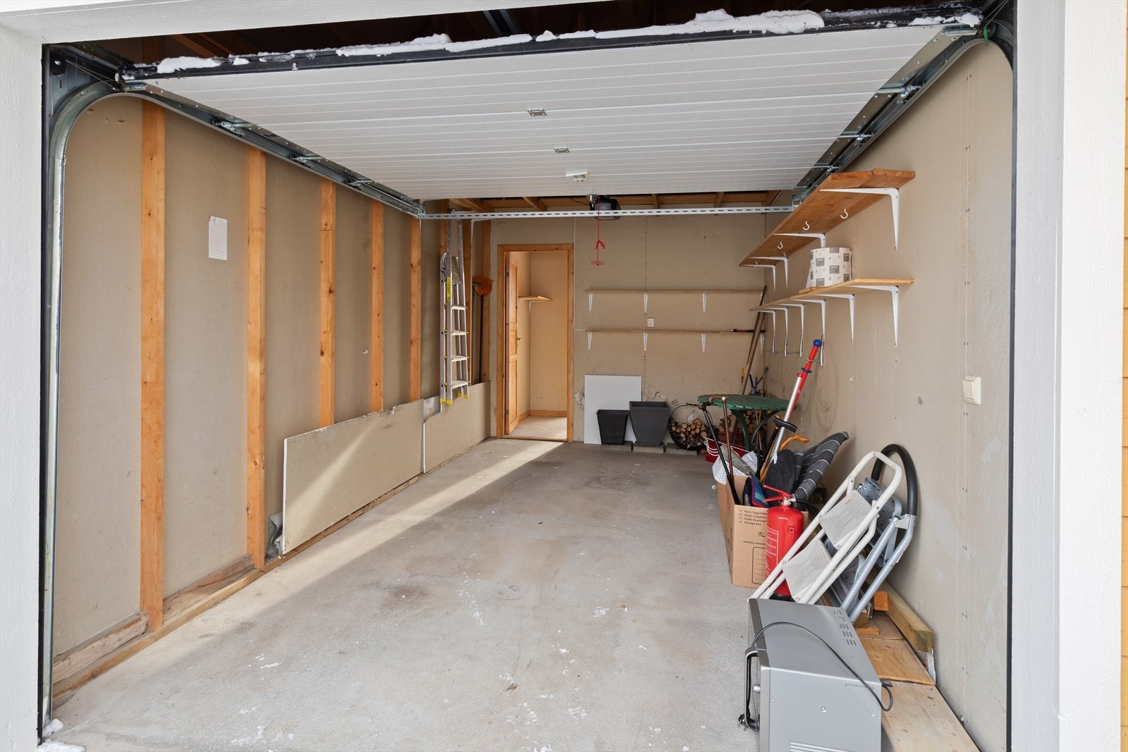 Huset har integrert garasje med innvendig areal på ca. 15 m². Galleribilde