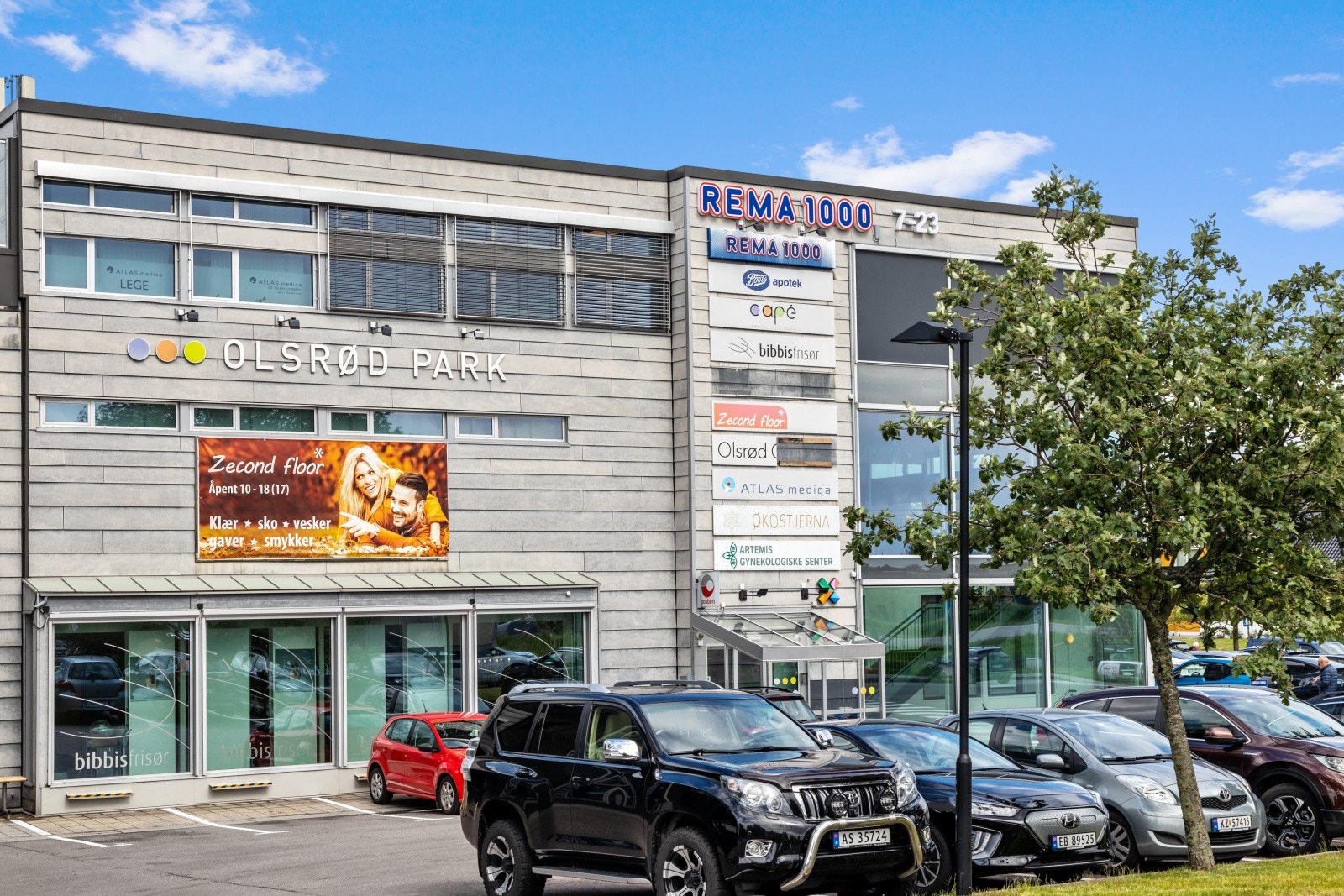 Man bor et steinkast fra Olsrød park med diverse forretninger og servicetilbud i bygget. Mer sentralt kan du knapt bo! Olsrød park vest byr på det meste av det du trenger til daglig. Galleribilde
