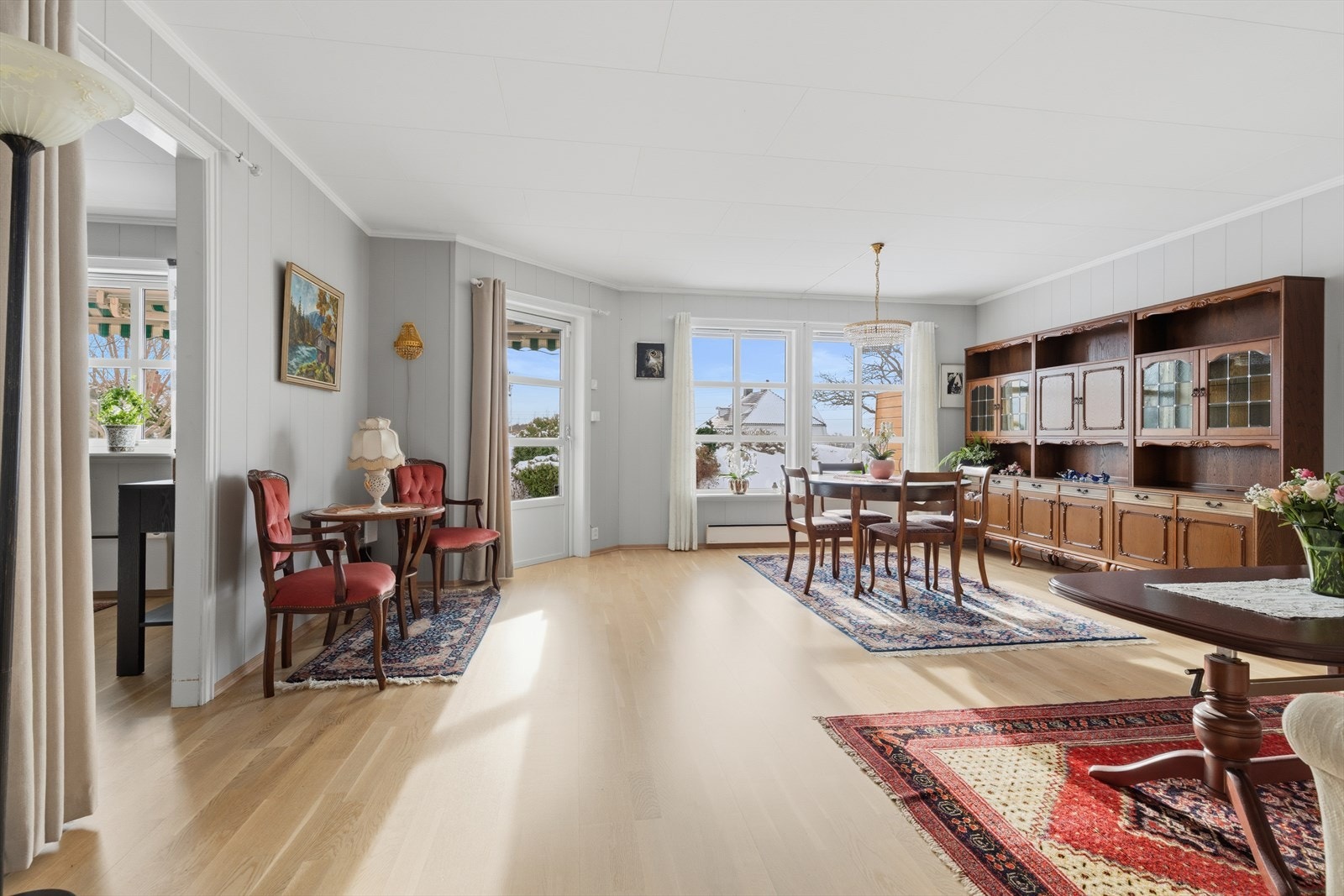 I 2016 er det installert elektriske måltilpassede persienner (utvendige) - en flott løsning hvor skjermingen av de to vinduene er utstyrt med fjernkontroll. Galleribilde