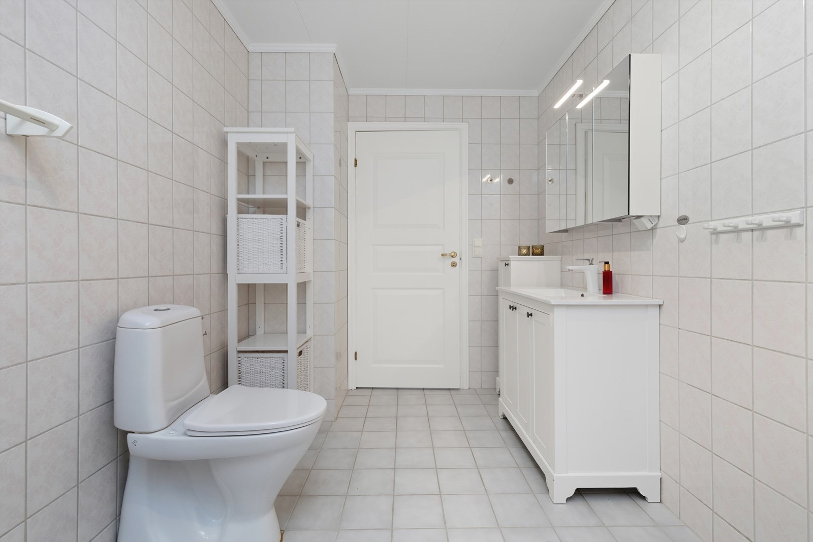 Badet har videre baderomsmøbel med tre underskap med overliggende servantbenk, ett høyskap, tre dørs speiloverskap med lysbar og en-dørs veggskap for ekstra oppbevaring. Denne innredningen er også ny fra 2016. Galleribilde