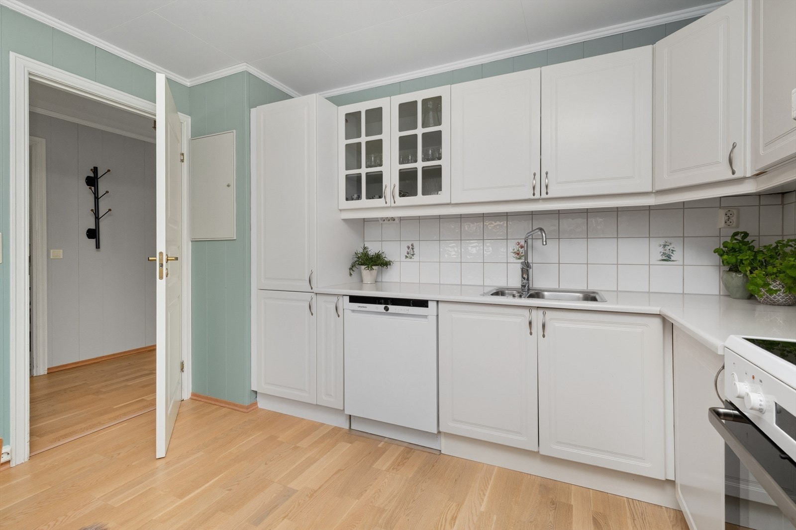 Dør mellom kjøkkenet og entre/gang gjør at man kan velge å holde kjøkkenet adskilt fra resten av hjemmet akkurat når man selv ønsker det! Galleribilde