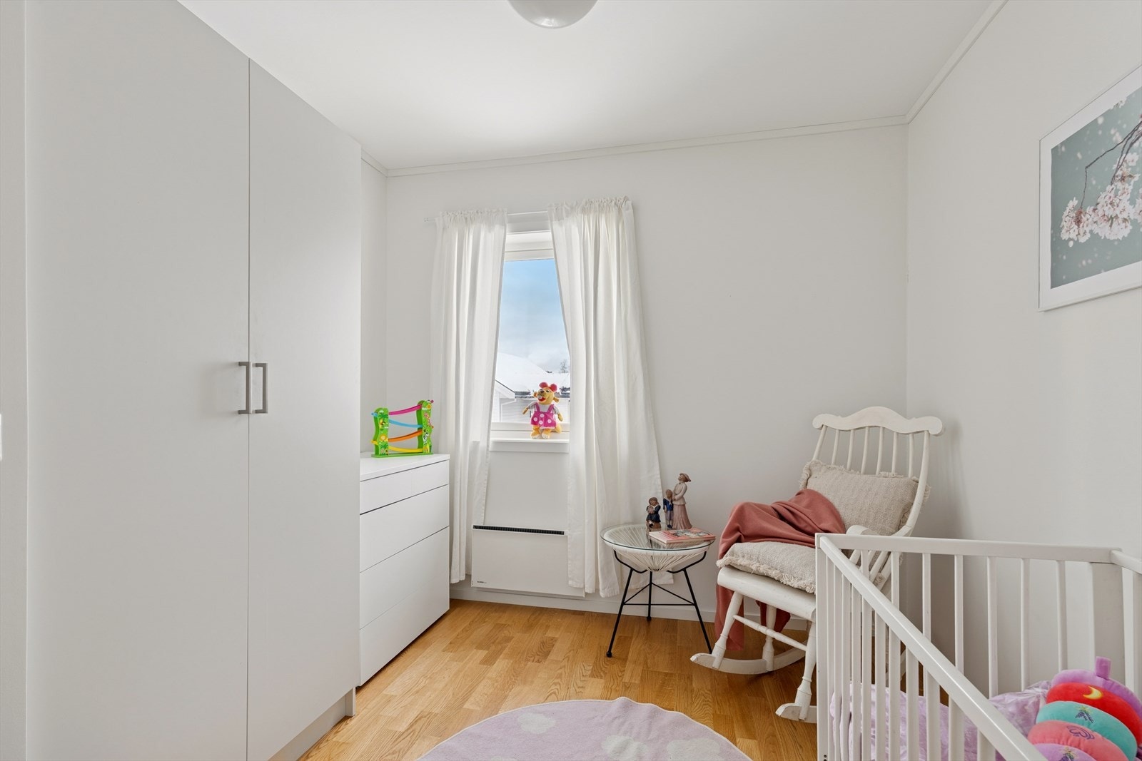 Alle soverommene er av god størrelse med god plass til seng, skap og hylleløsninger. Galleribilde