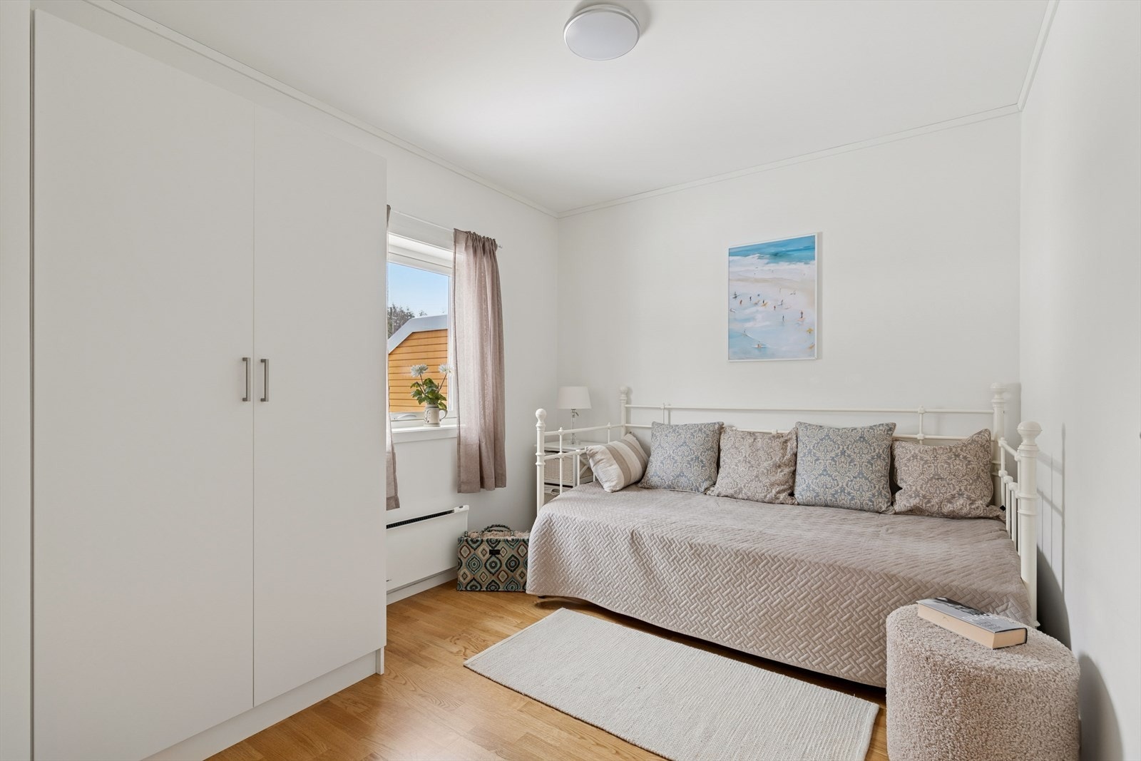 Soverom mot øst. Medfølgende garaderobeskap. Galleribilde