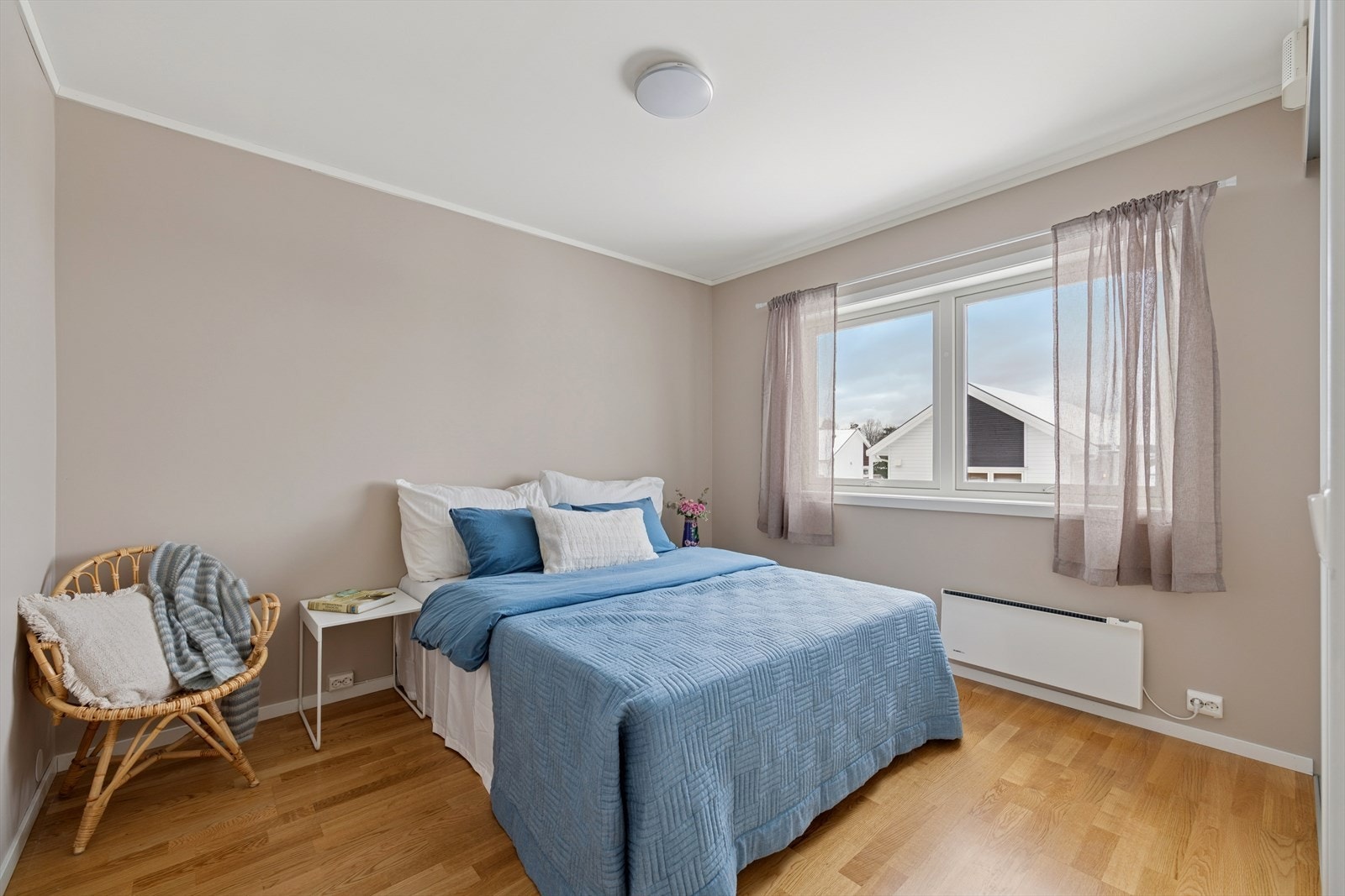 Det er balansert ventilasjon som gir godt inneklima på alle soverommene. Galleribilde