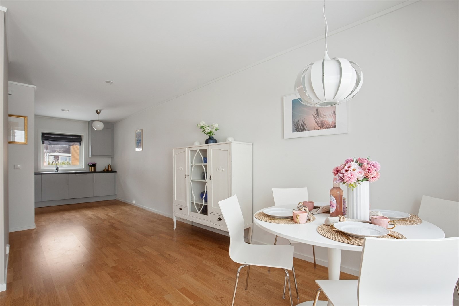 God plass til spisegruppe mellom stuen og kjøkkenet. Store vindusflater som slipper inn godt med naturlig lys. Galleribilde