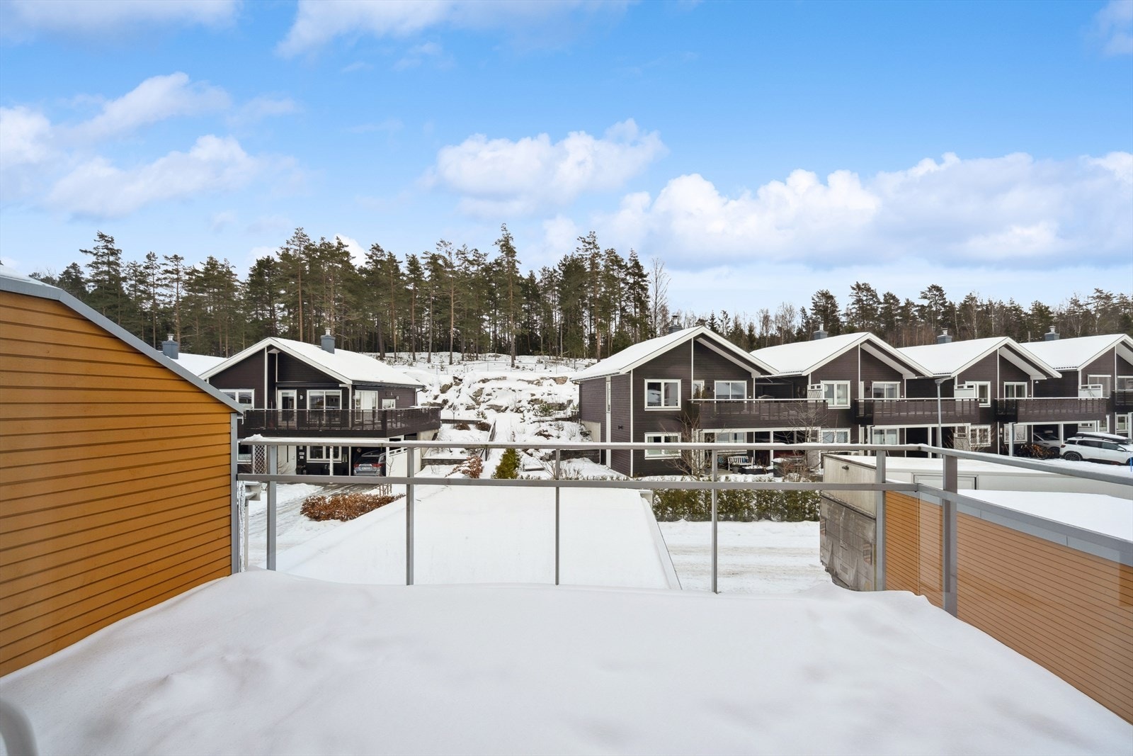 Her bor man i barnevennlige og grønne omgivelser med umiddelbar nærhet til skogen og turområder langs sjøen på Fagerstrand. Galleribilde