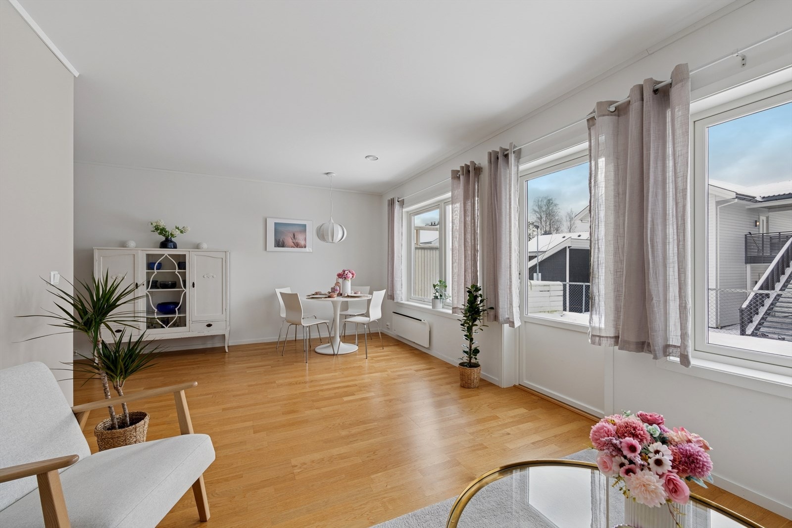 Fra stuen er det utgang til solrik og romslig uteplass med terrasse og hage. Vestvendt med gode sol - og lysforhold. Galleribilde