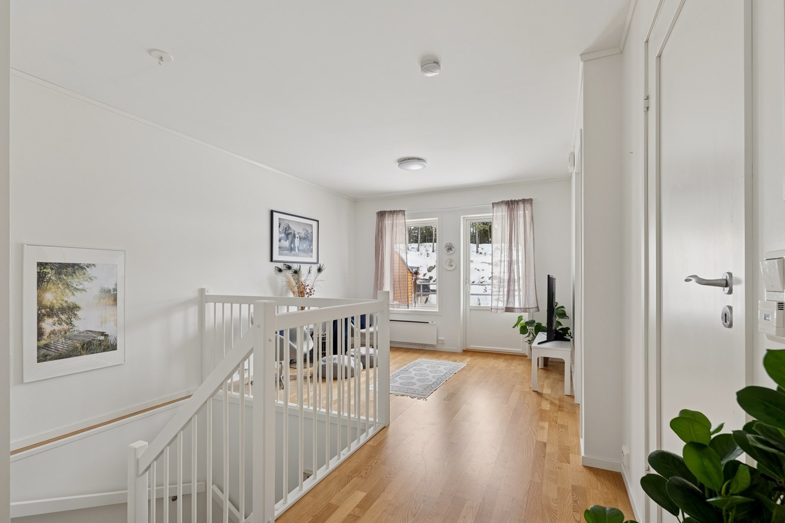 I 2. etasje er det en fin stue som gjerne kan benyttes som ekstra TV-stue. Her er det også utgang til balkongen på 11m². Galleribilde