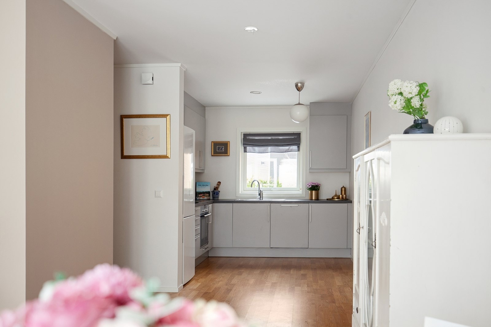 Lyst og funksjonelt kjøkken med godt med benkeflater og skapplass. Galleribilde