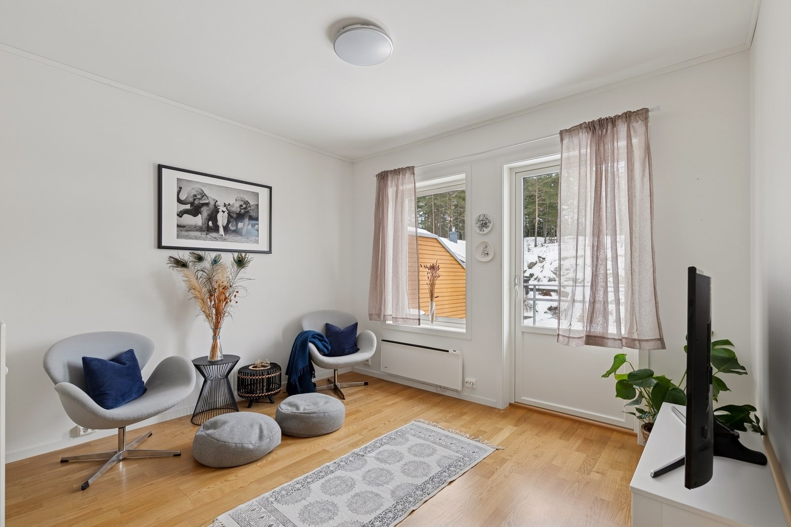 Romslig stue i boligens 2.etasje. Praktisk for barrna eller ungdommen. Galleribilde