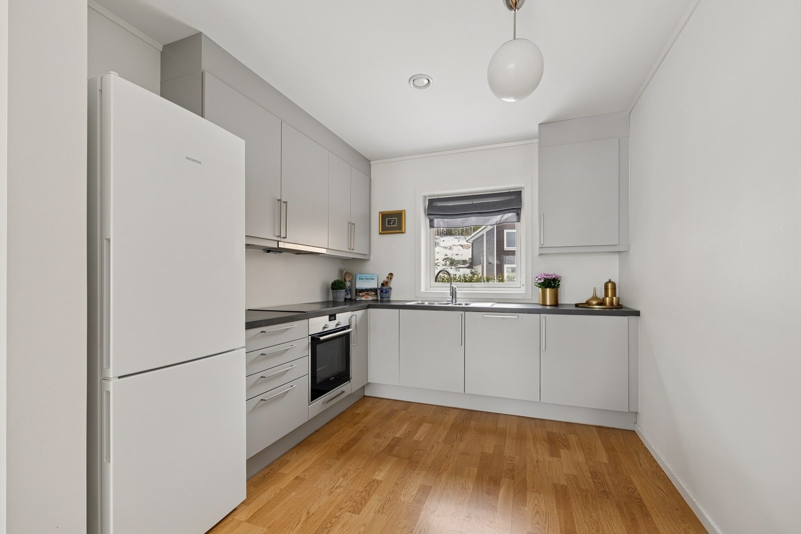 Kjøkkenet har integrert stekeovn, koketopp og oppvaskmaskin som alle medfølger. Det er nisje til frittstående kjøleskap/ fryser, kombiskapet medfølger også. Galleribilde