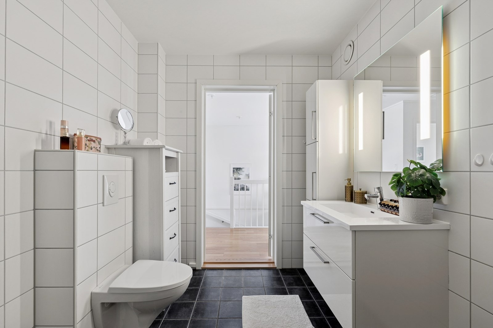 Det er også pent flislagt bad i 2. etasje. Gulvvarme og vegghengt toalett. Galleribilde