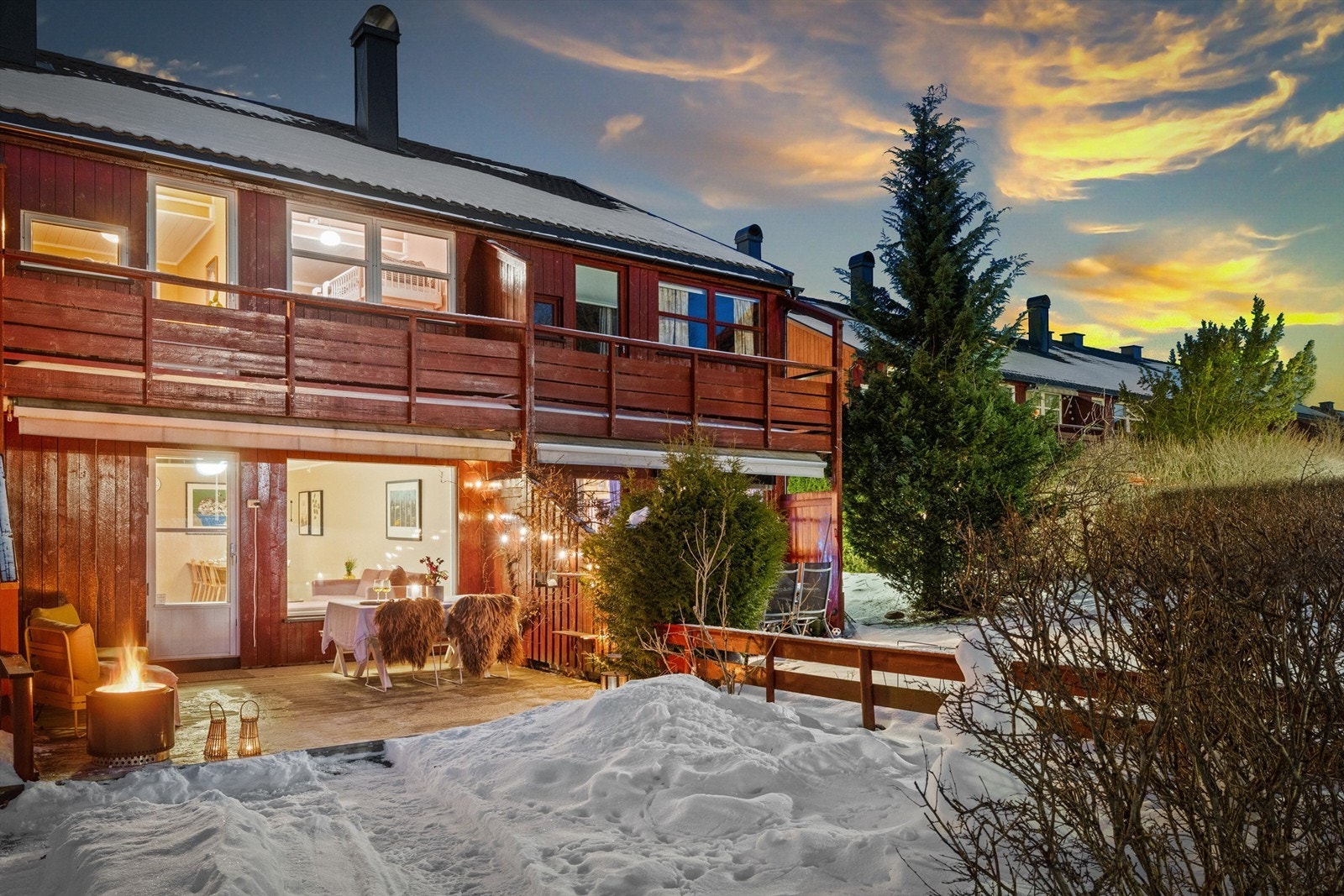 Sydvestvendt og solrik terrasse og hage Galleribilde