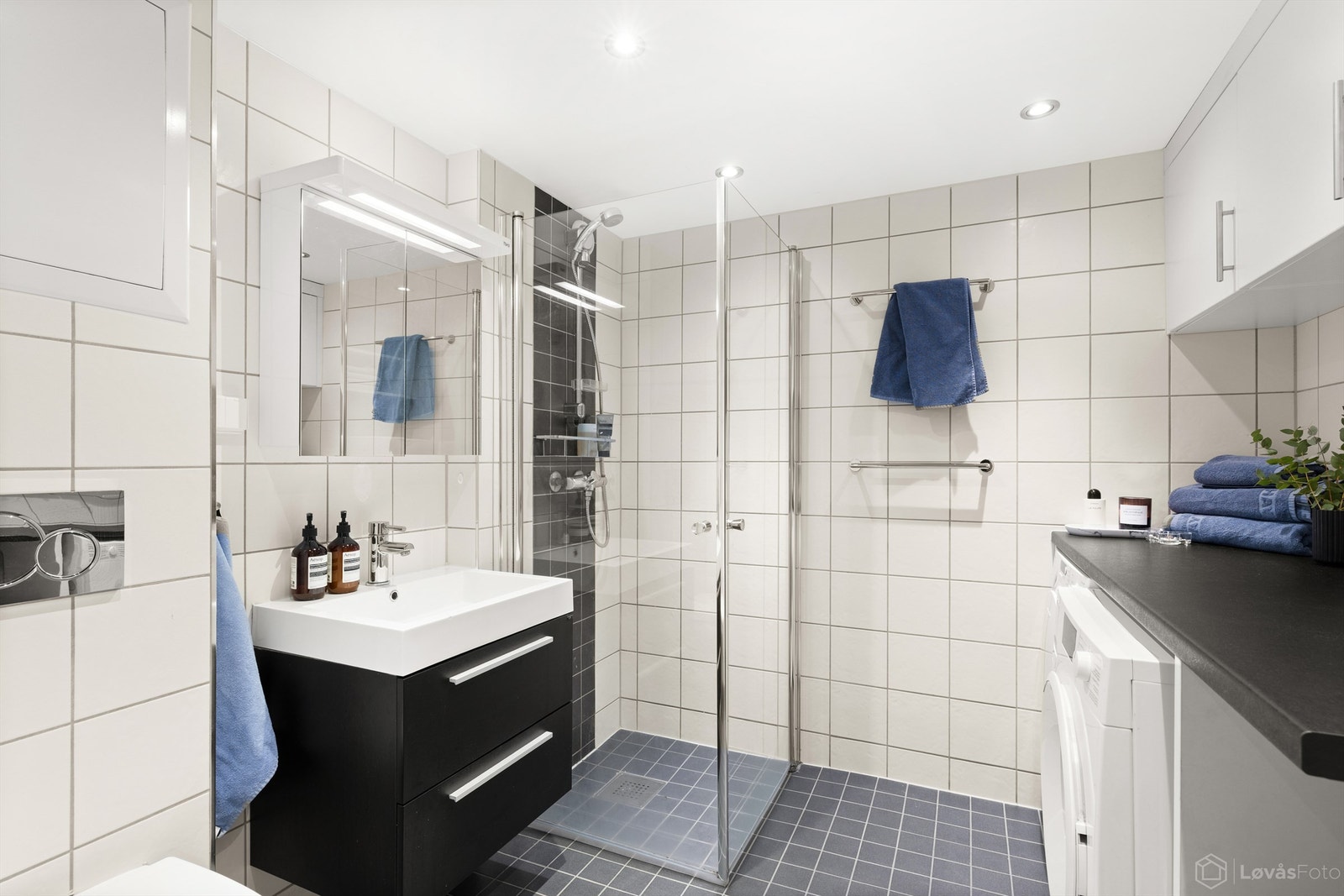 Bad med varmekabler, sist pusset opp i 2013. Praktisk opplegg for vaskemaskin og tørketrommel under benkeplaten Galleribilde