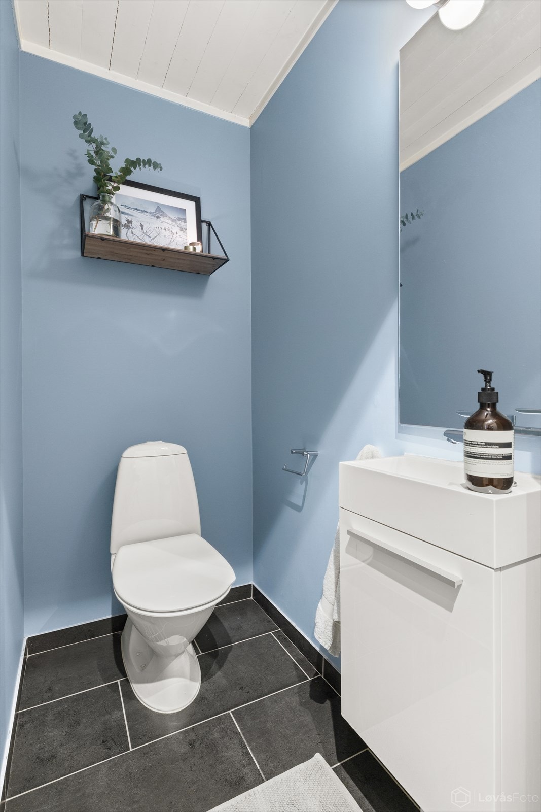 Toalettet ligger i praktisk tilknytning til entréen. Gulvfliser med varmekabler Galleribilde