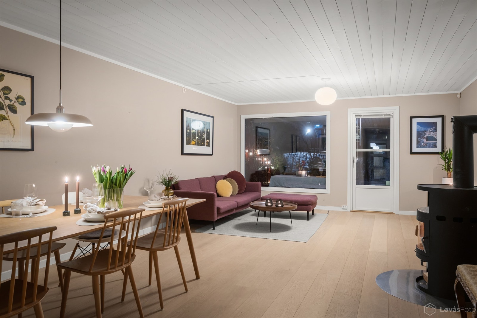 Åpen og romslig hovedetasje som er skreddersydd for både hverdagsliv og sosiale sammenkomster Galleribilde