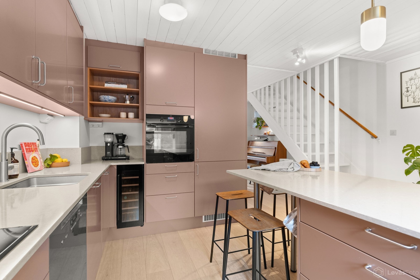 Integrert induksjonstopp, stekeovn, oppvaskmaskin og kjøl/frys, samt vinskap Galleribilde