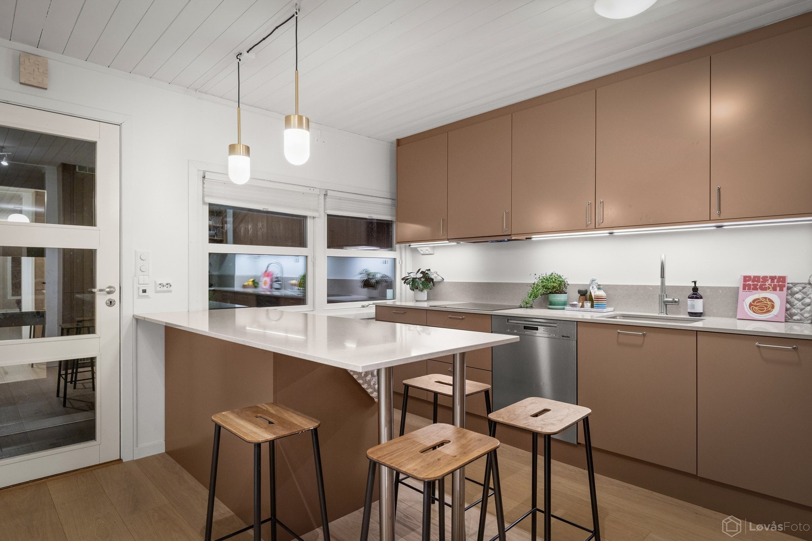 Kjøkkenøy med spiseplass og ny 1-stavs parkett med gulvvarme i 2021 Galleribilde