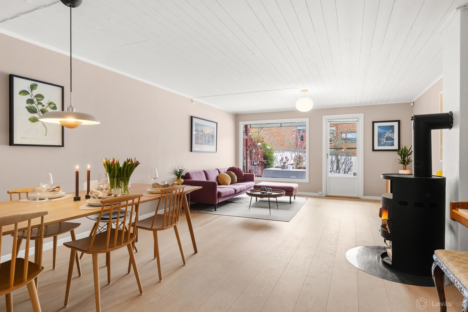 Stort vindu mot sydvest gir rommet godt med lys og hyggelig utsyn til egen terrasse/hage og felles grøntareal Galleribilde