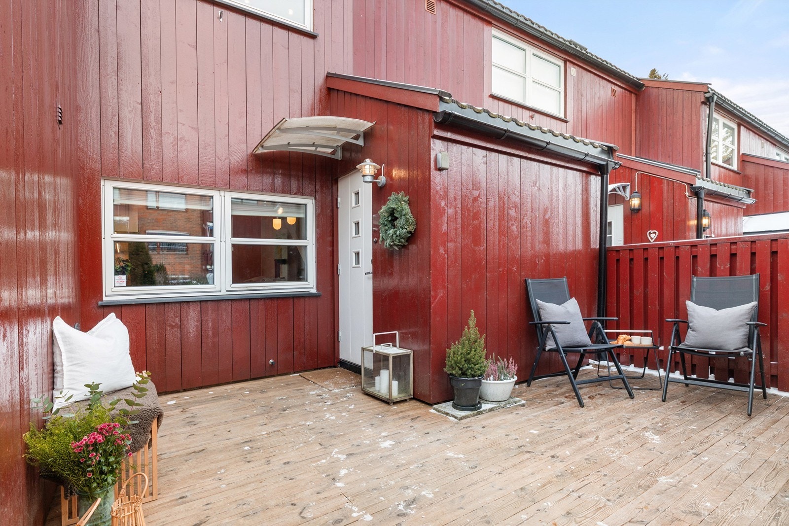 Skjermet terrasse ved inngangspartiet med morgesol Galleribilde