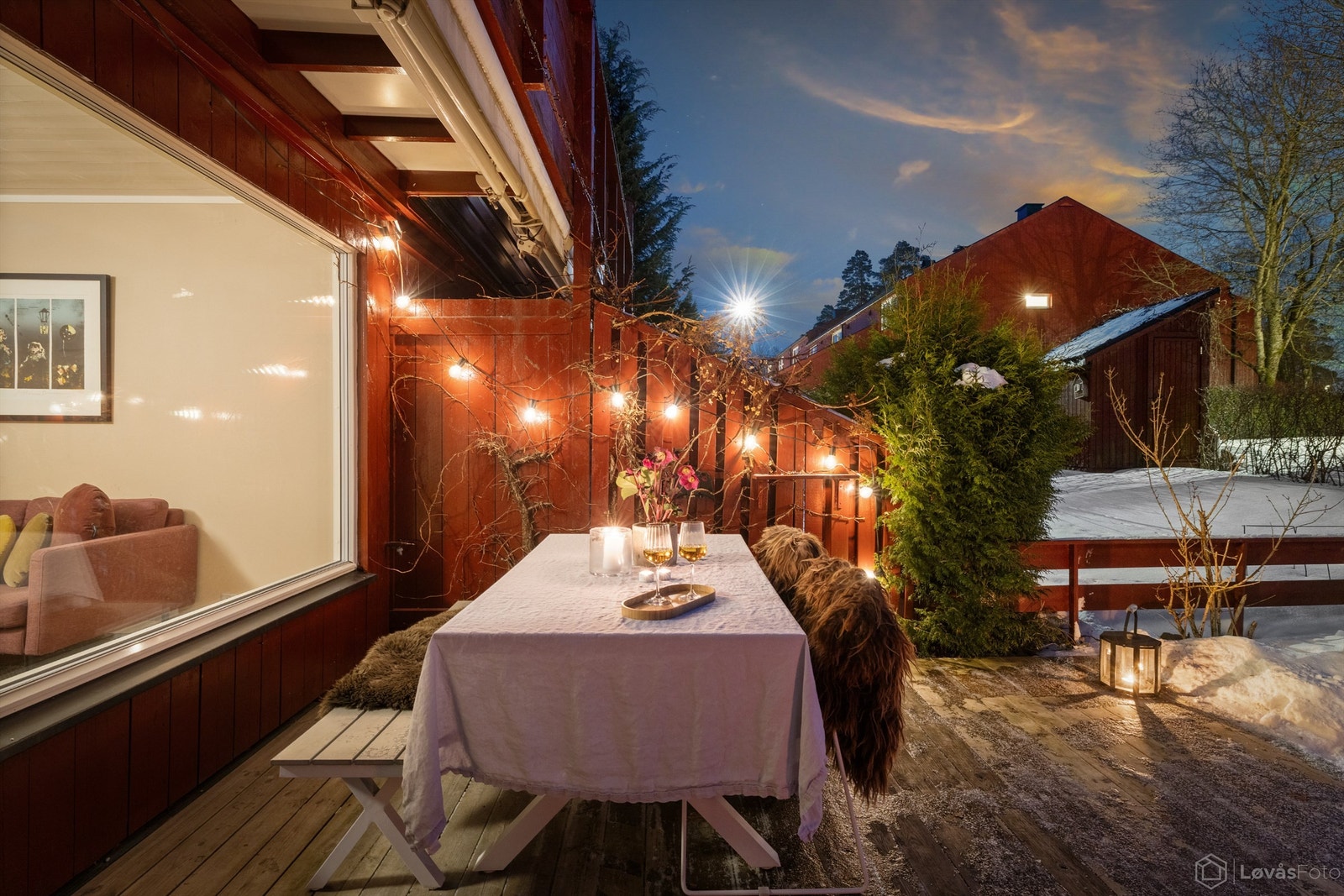 Terrassen har markise, stikkontakt og utekran Galleribilde