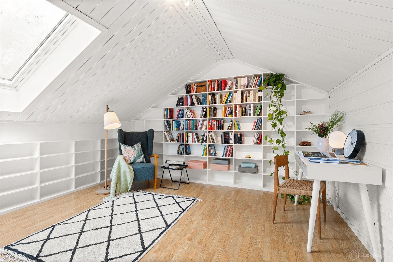 Loftstue (rommet er ikke byggemeldt for varig opphold) med tilliggende boder Galleribilde