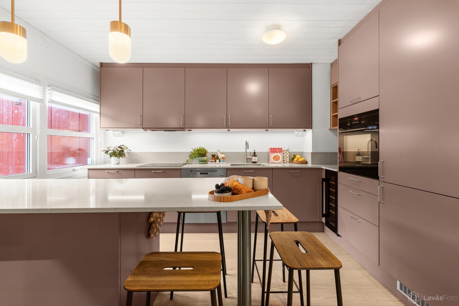 Huset fremstår som lyst og pent med standard av noe varierende årstall. Av påkostninger utført de senere år kan nevnes nytt påkostet kjøkken fra Sigdal i 2025 og ny 1-stavs parkett med gulvvarme i 1. etasje i 2021 Galleribilde