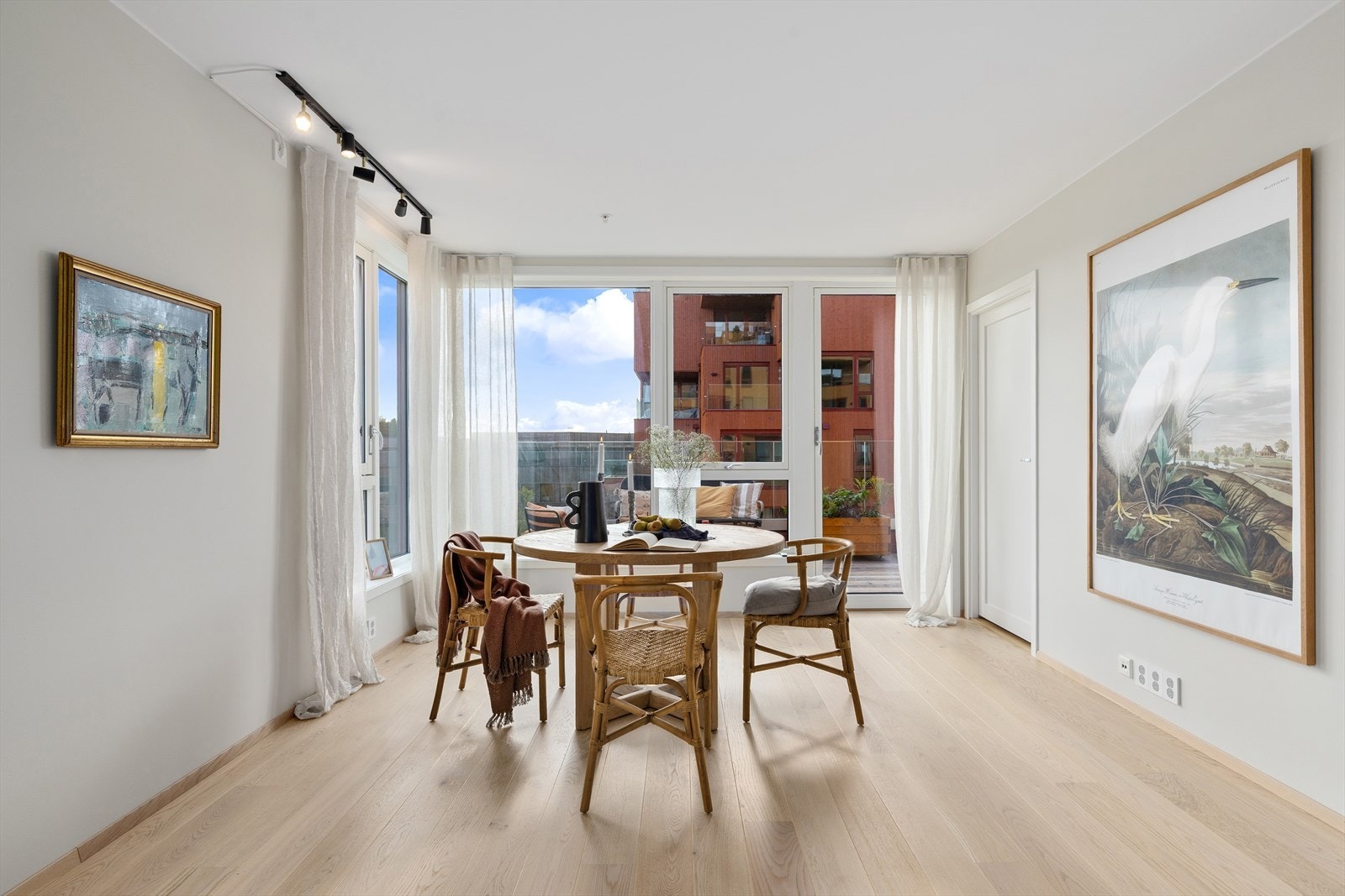 Boligen holder en gjennomgående god standard. Flott 1-stavs eikeparkett på gulv. Galleribilde