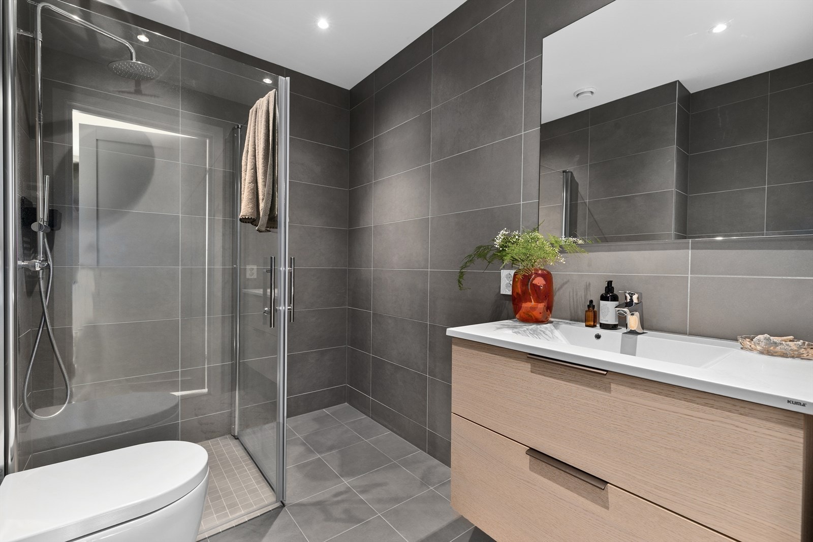 Pent flislagt bad med varme i gulv og downlights i himling. Galleribilde