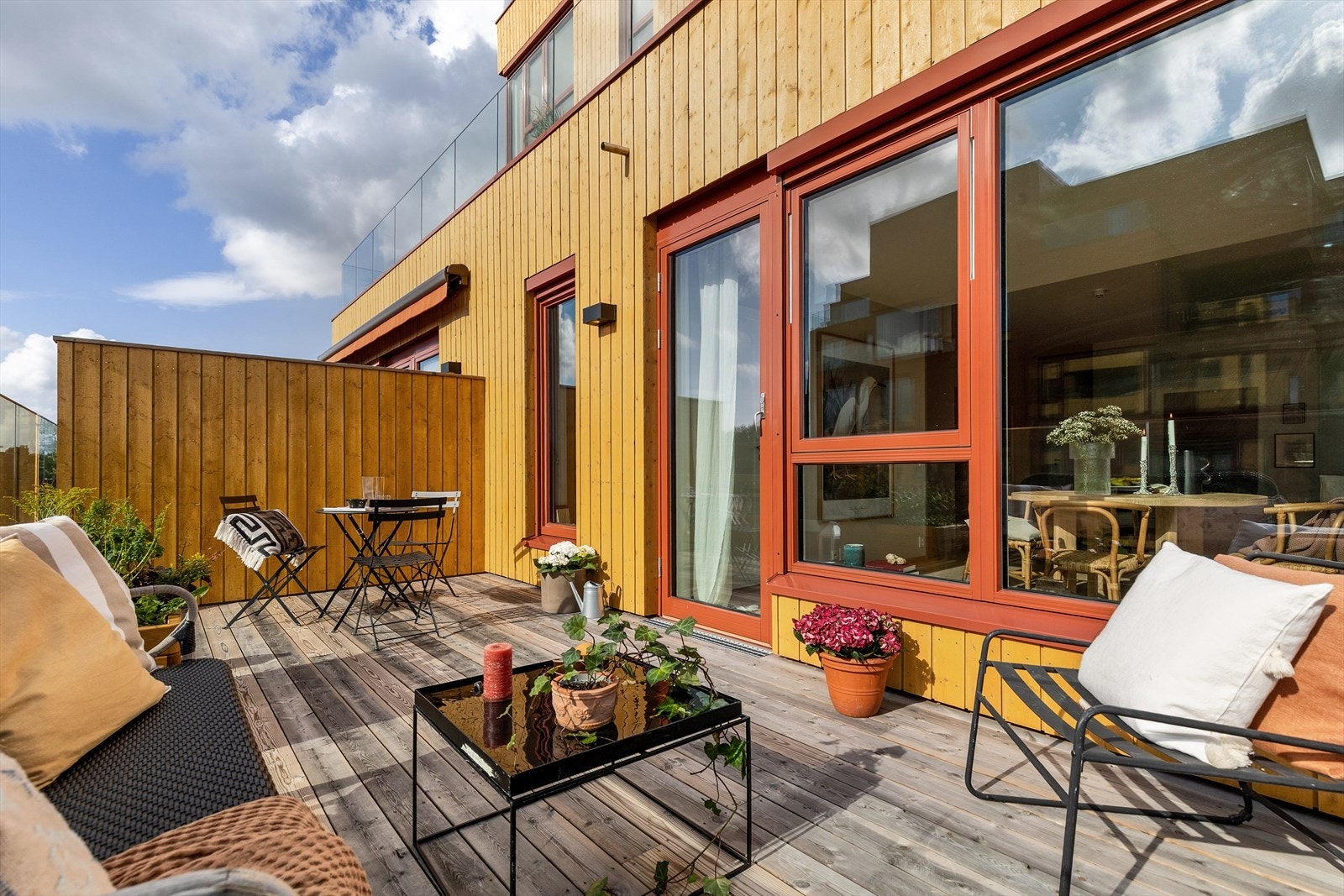 Terrassen har flere møbleringsmuligheter. Det er utgang til terrassen fra boligens oppholdssone. Galleribilde