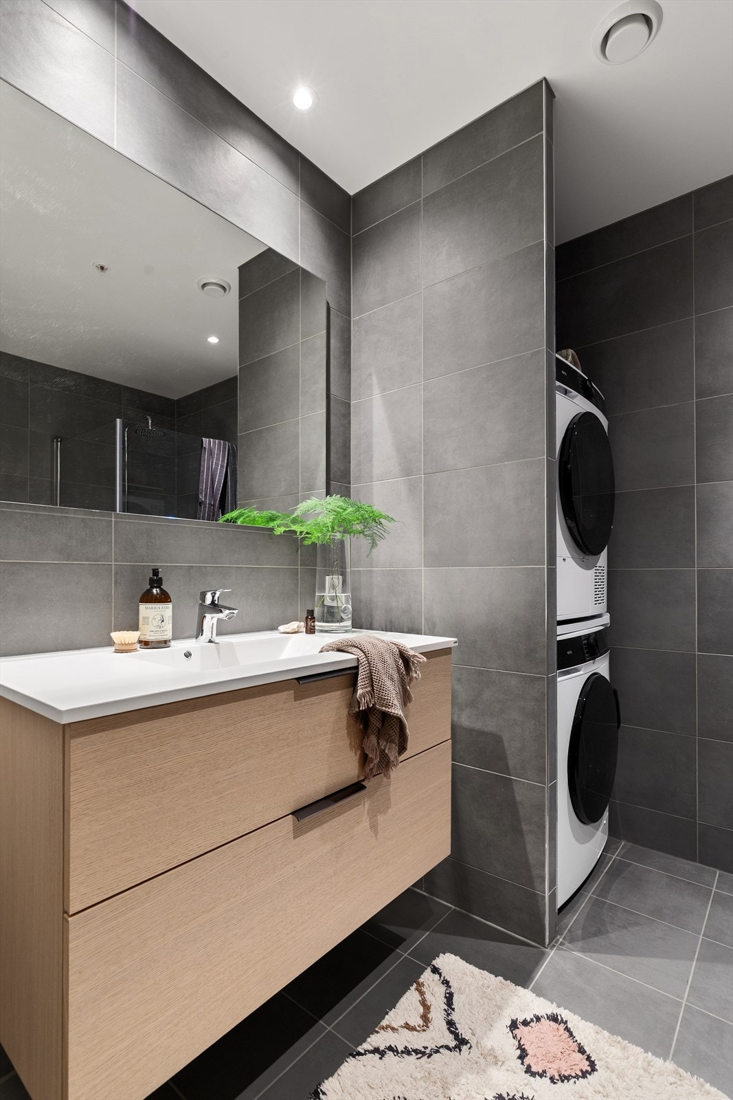 Badene har flotte baderomsinnredninger fra HTH i modellen Focus med heldekkende servant og ettgreps servantbatteri. Galleribilde