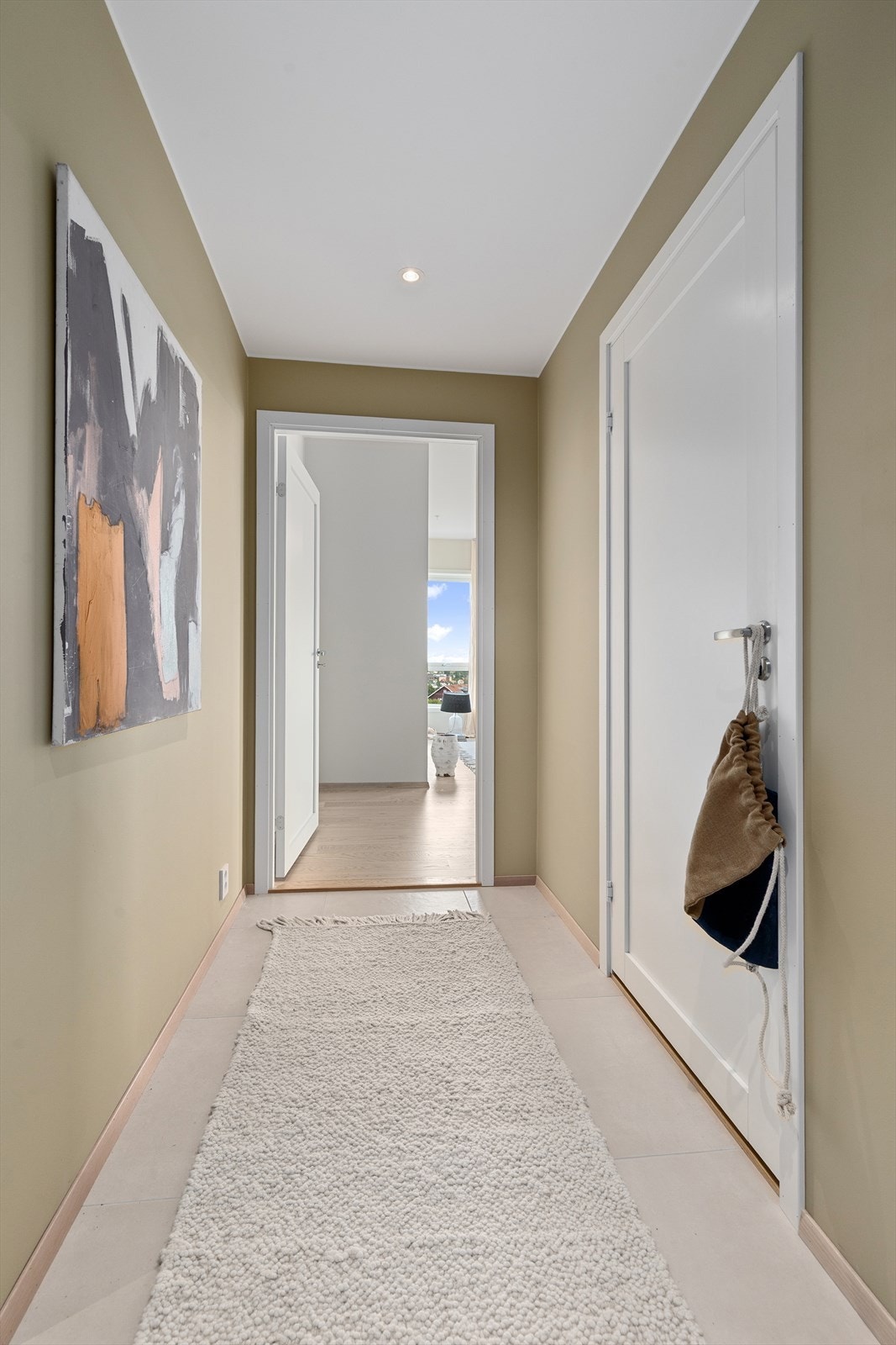 Innbydende entré/gang med flislagt gulv. Galleribilde