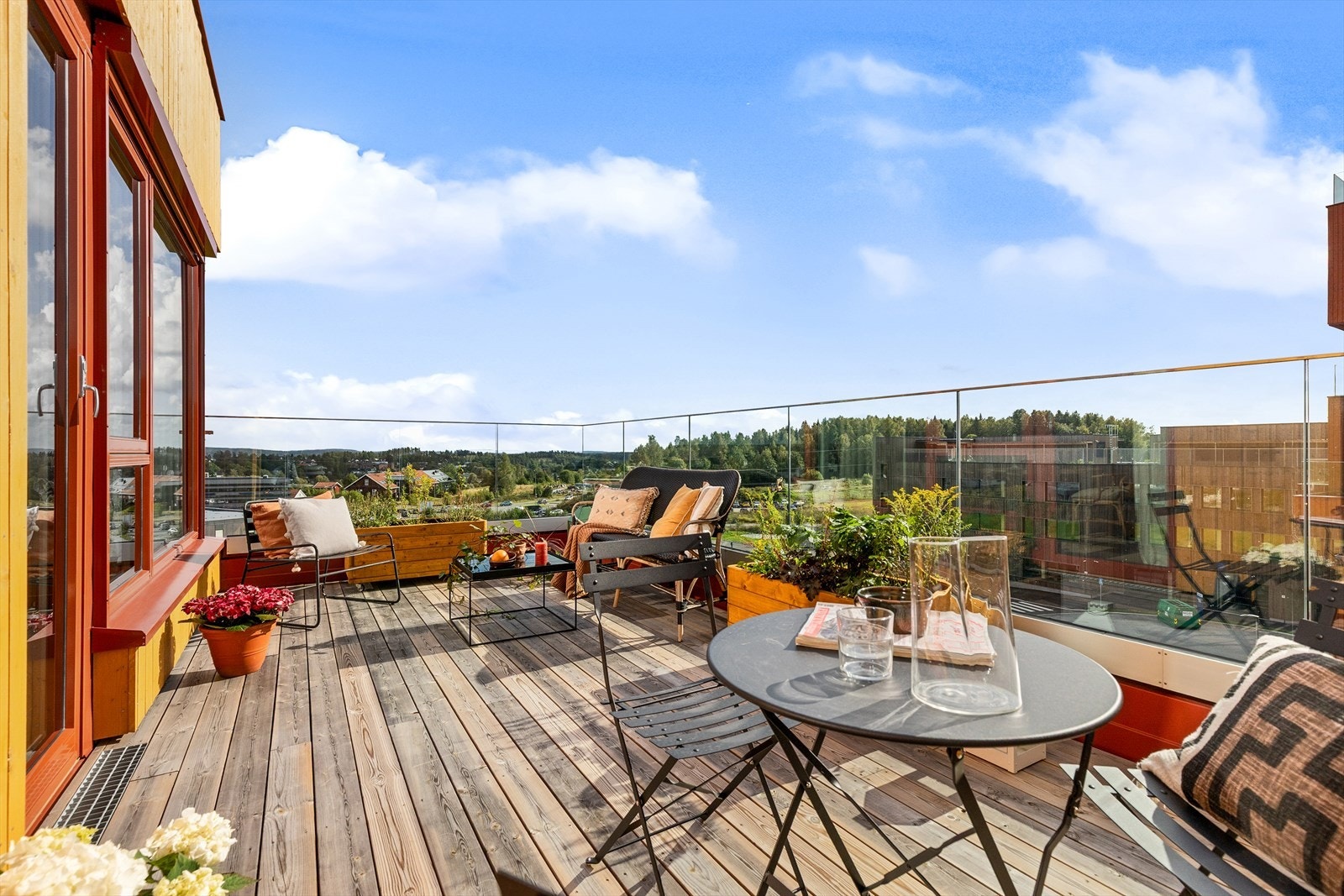 Leiligheten har en stor sydvestvendt terrasse på 18 kvm. Galleribilde