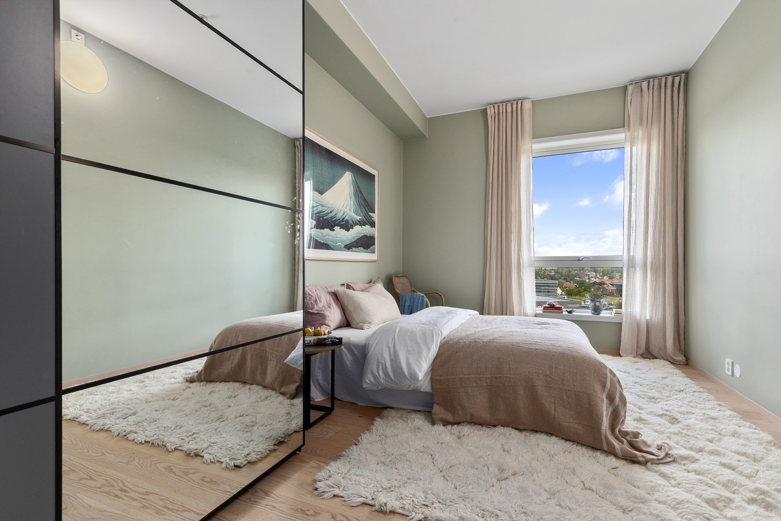 Lyst og luftig hovedsoverom med garderobeskap. Galleribilde